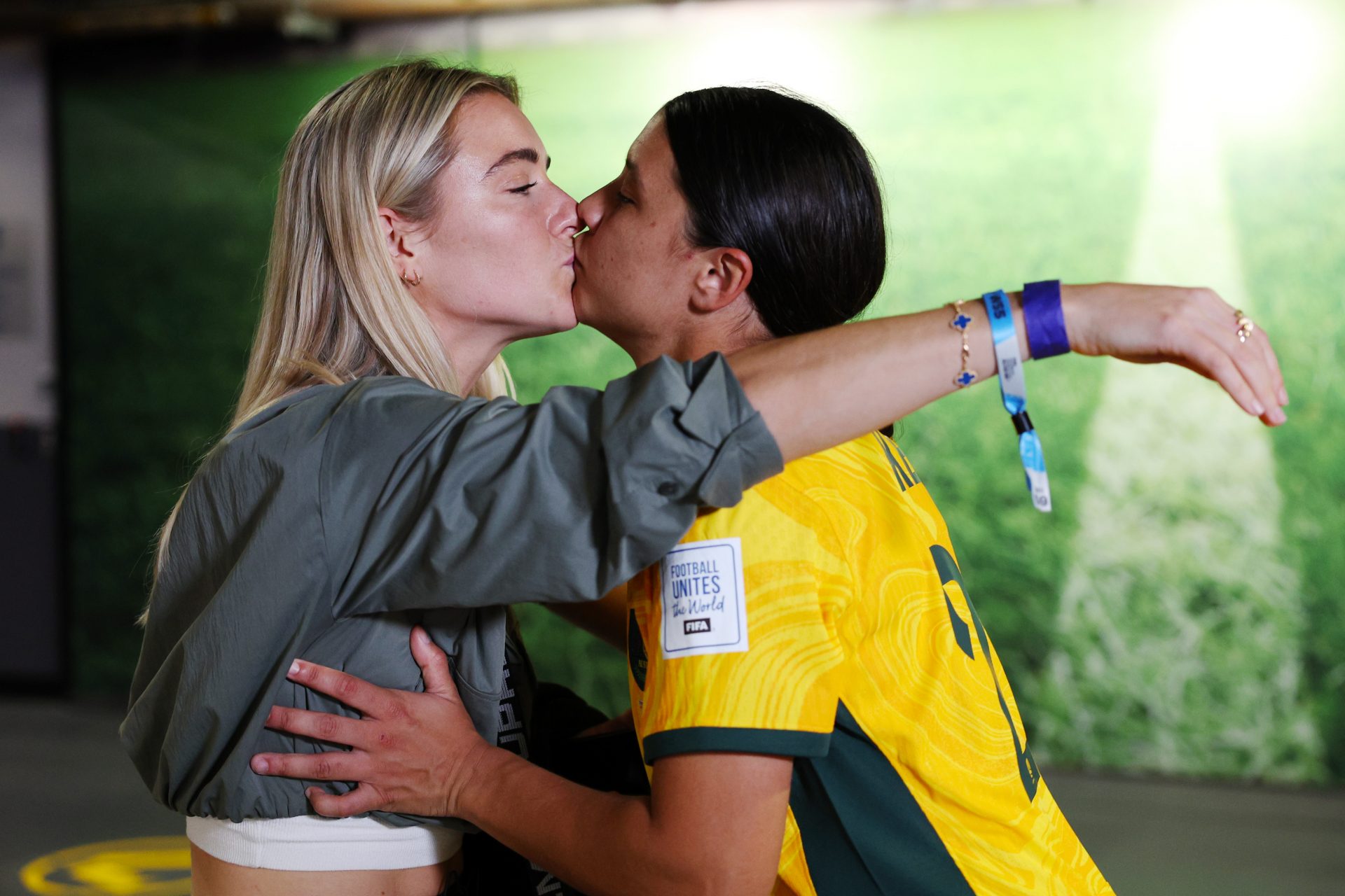 Dit voetbalkoppel viert de historische prestatie van de Australische vrouwen