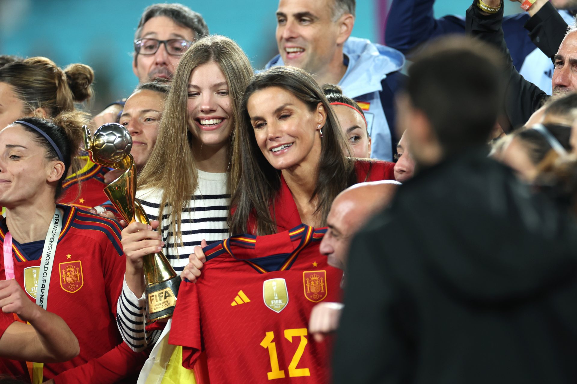 Reina e infanta con las ganadoras