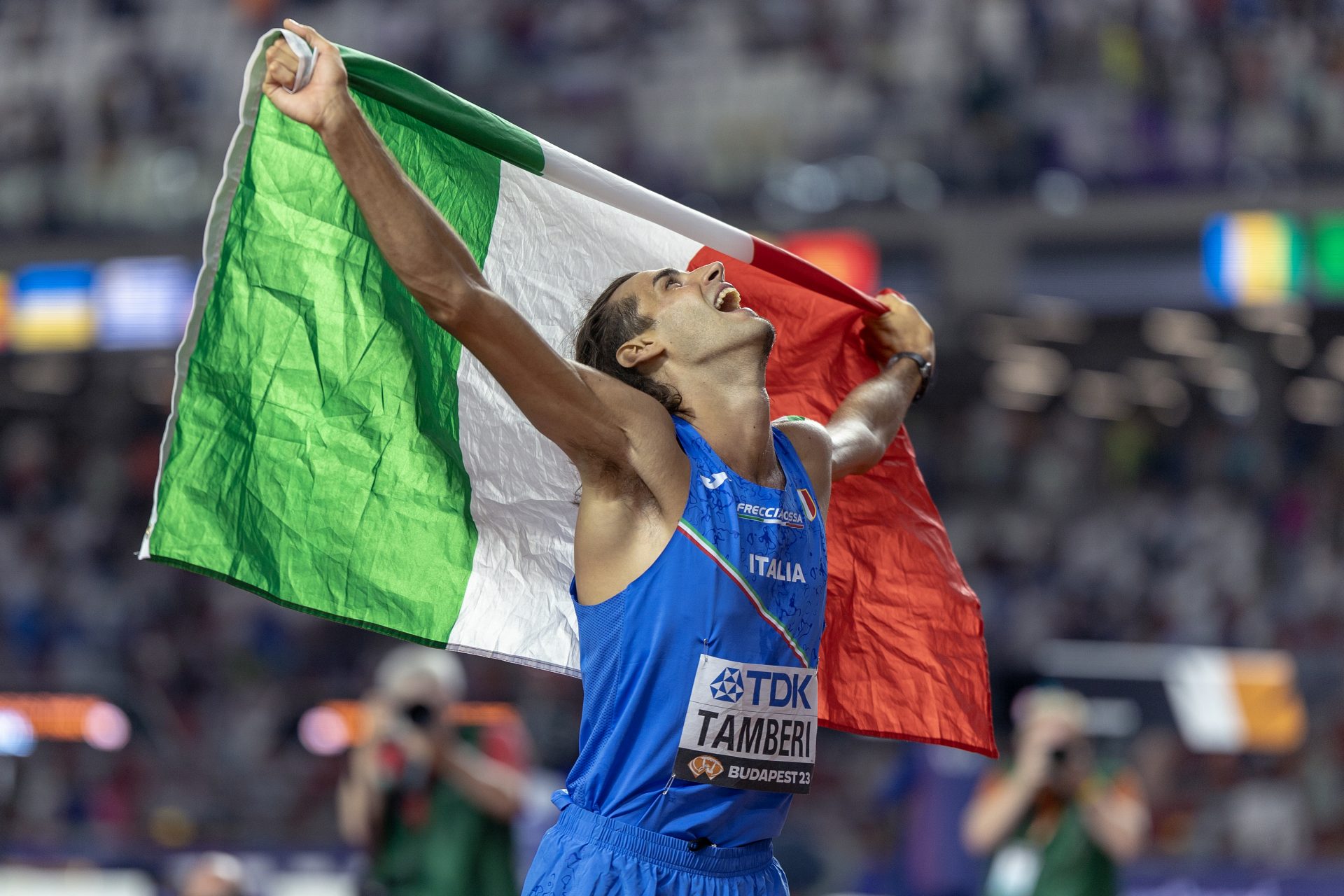 Ecco perché i fotografi amano tanto Gianmarco Tamberi: le immagini più belle di un campione irriverente