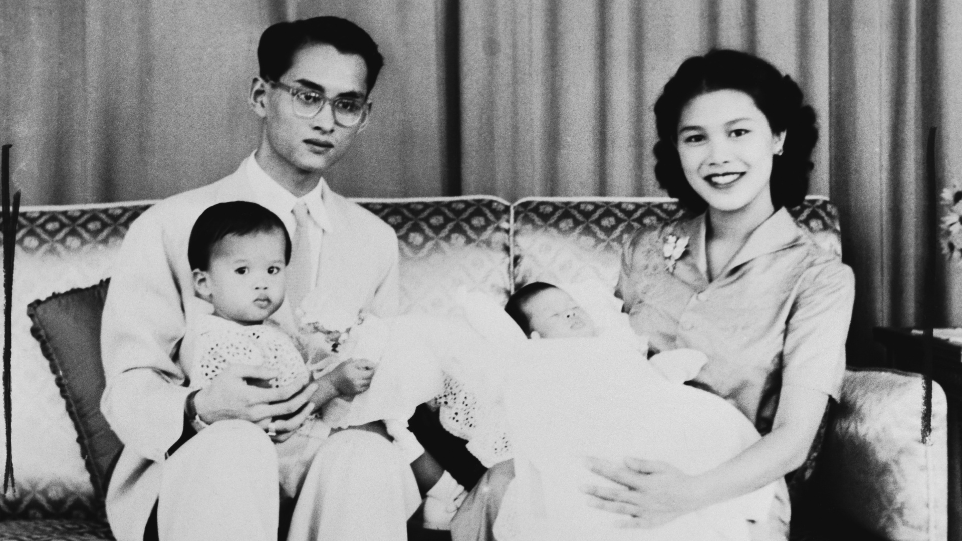 Figlio dei re Bhumibol e Sirikit