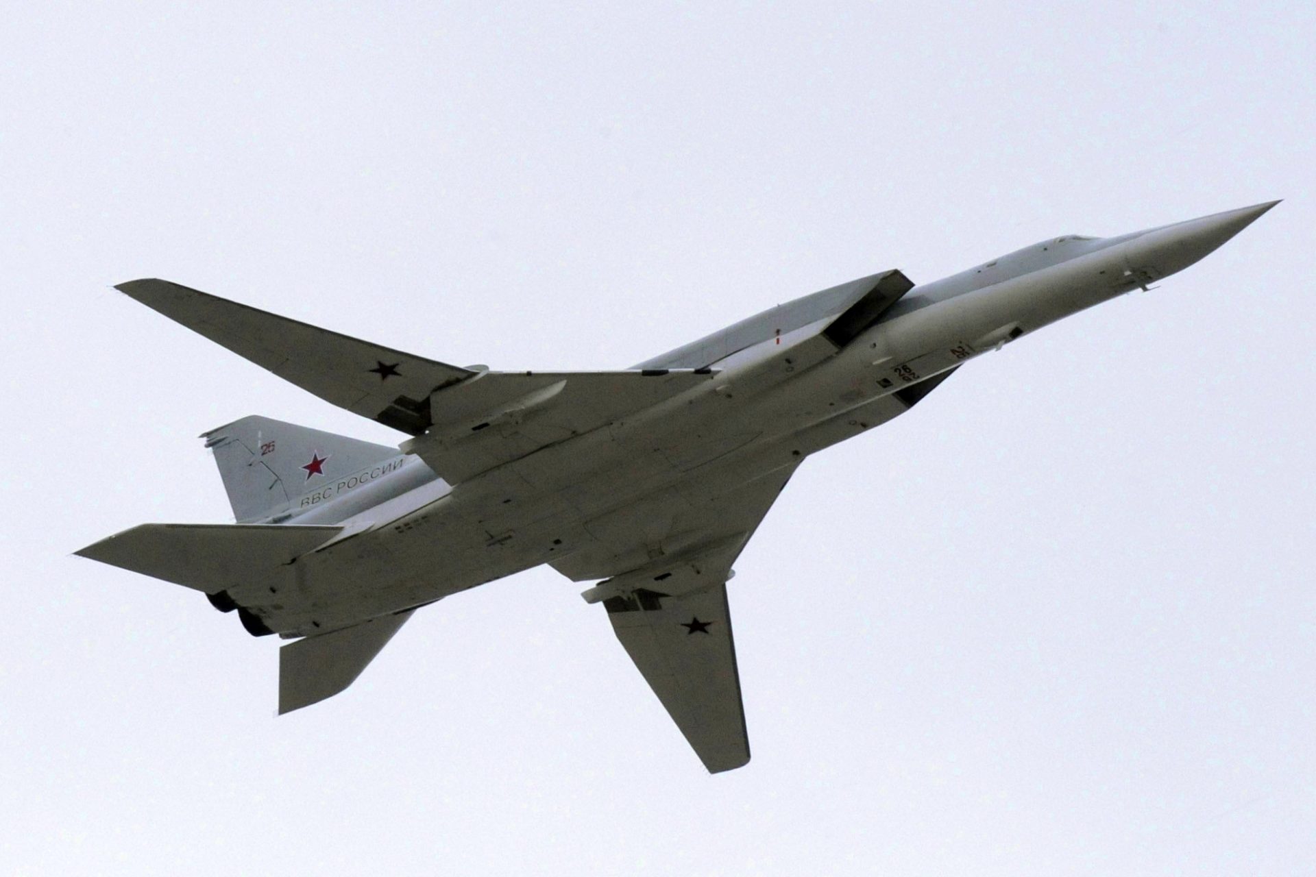ウクライナのドローン攻撃、ロシア空軍基地の超音速爆撃機を破壊