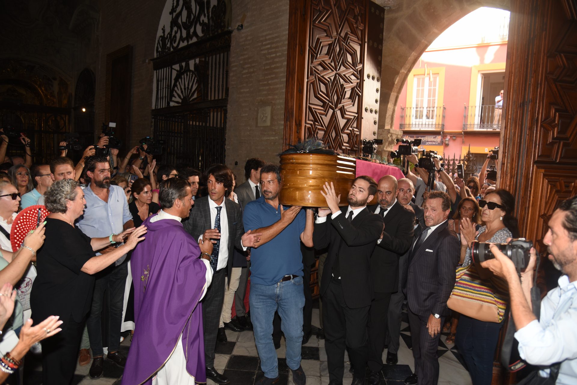 Parada en la iglesia de Santa Ana