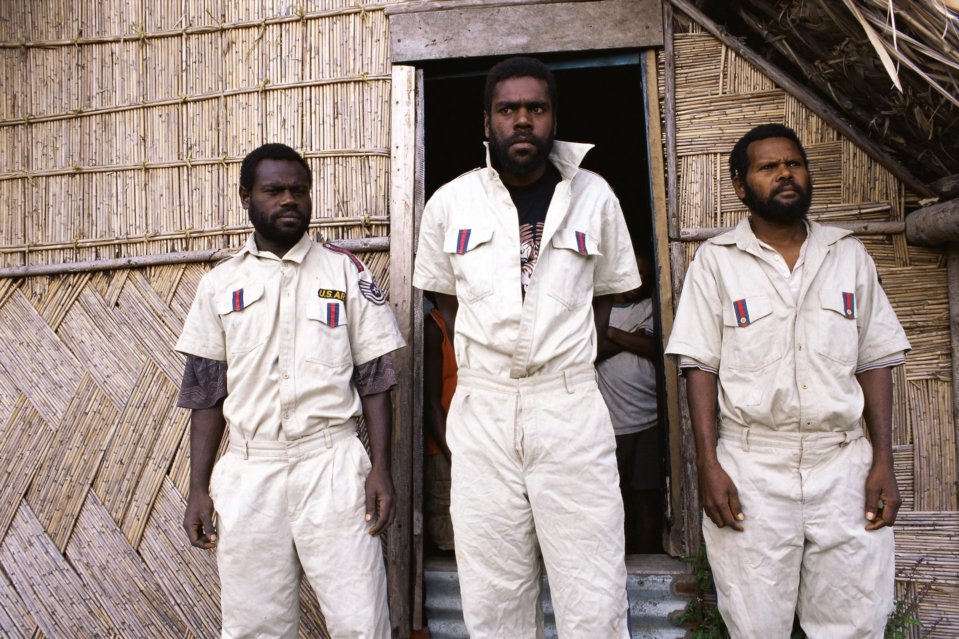 Seguidores vestem uniformes militares dos anos 1940