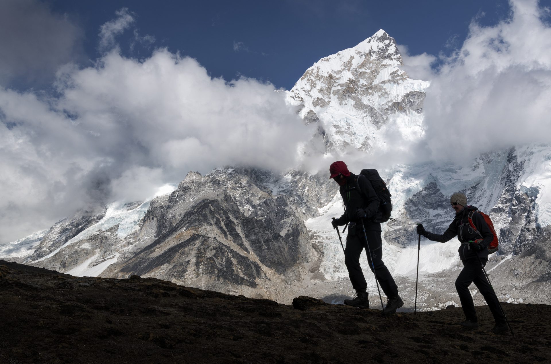 エベレスト登山で少なくとも322人が死亡