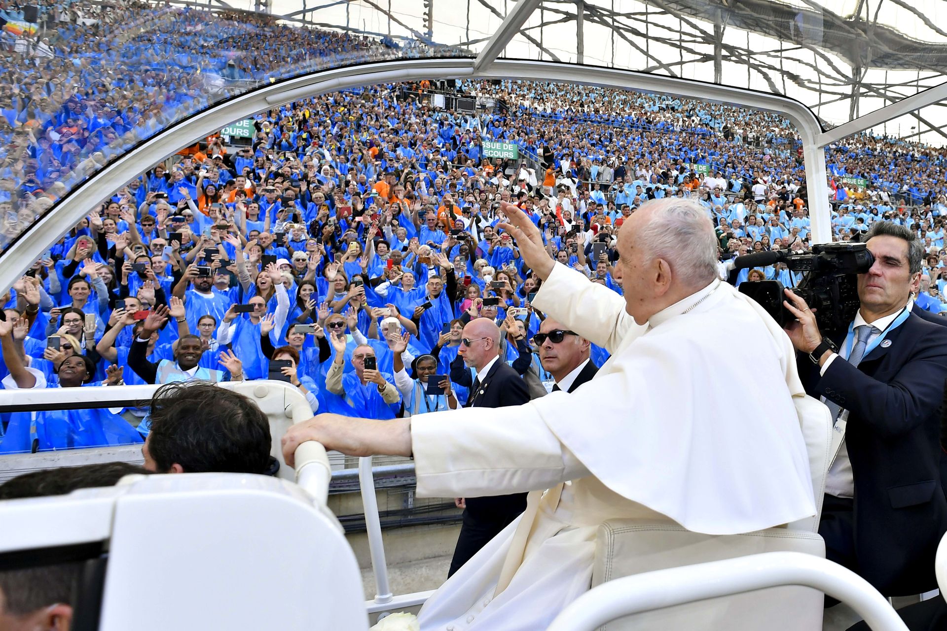 Le pape a salué en français