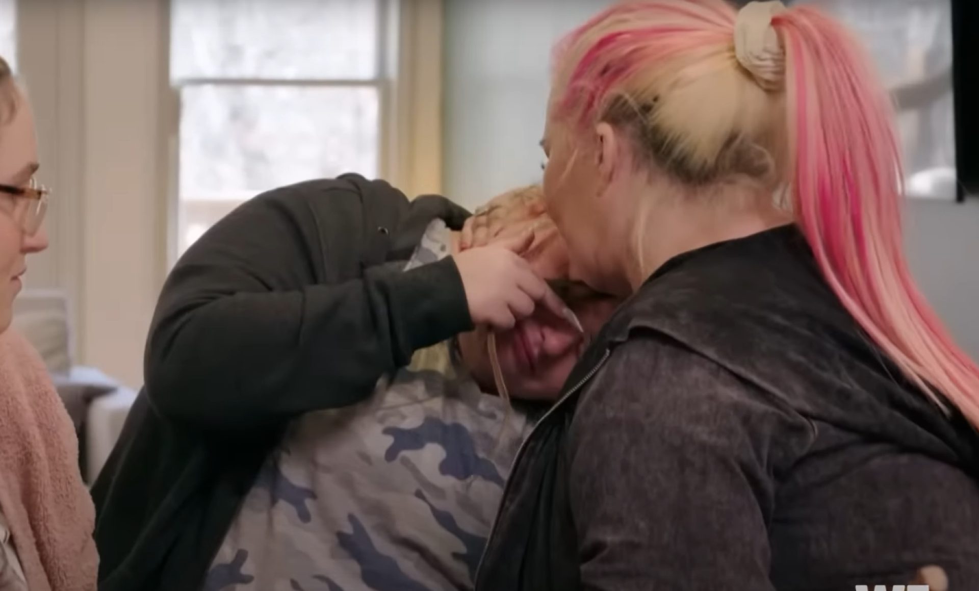 Alana breaks down after getting back in touch with her mom 