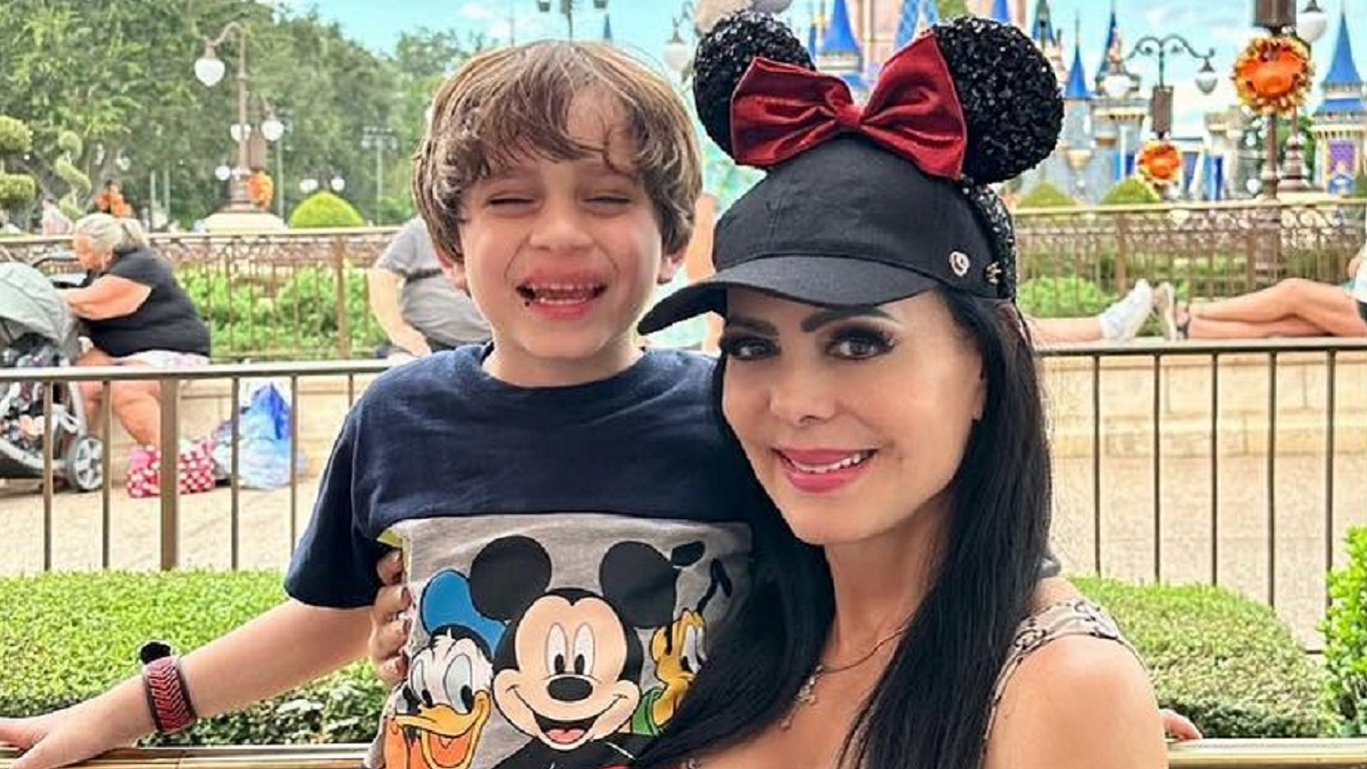 ¡Cumple sueño de su hijo! Maribel Guardia lleva a su nieto a Disney