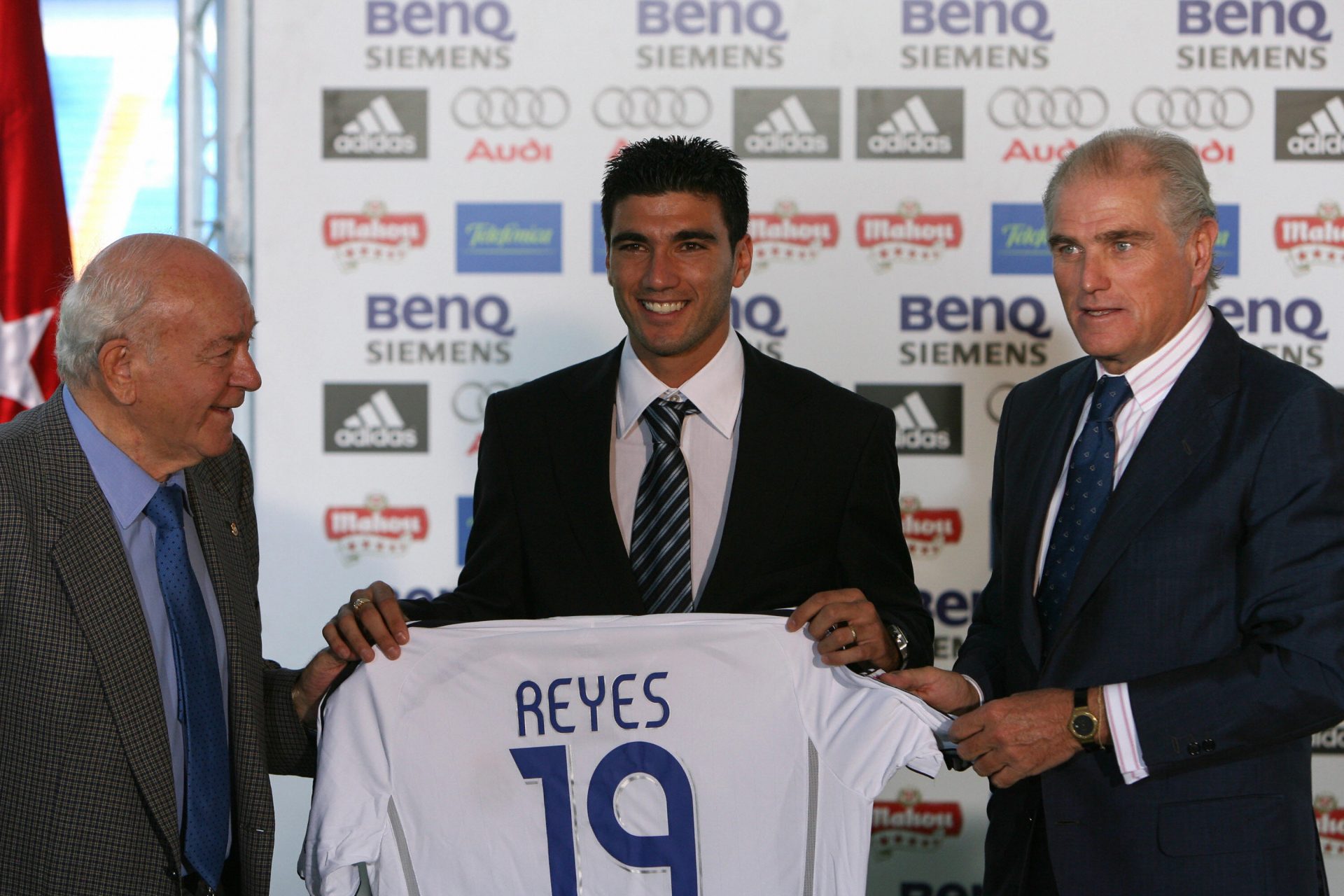 Reyes acabaría firmando