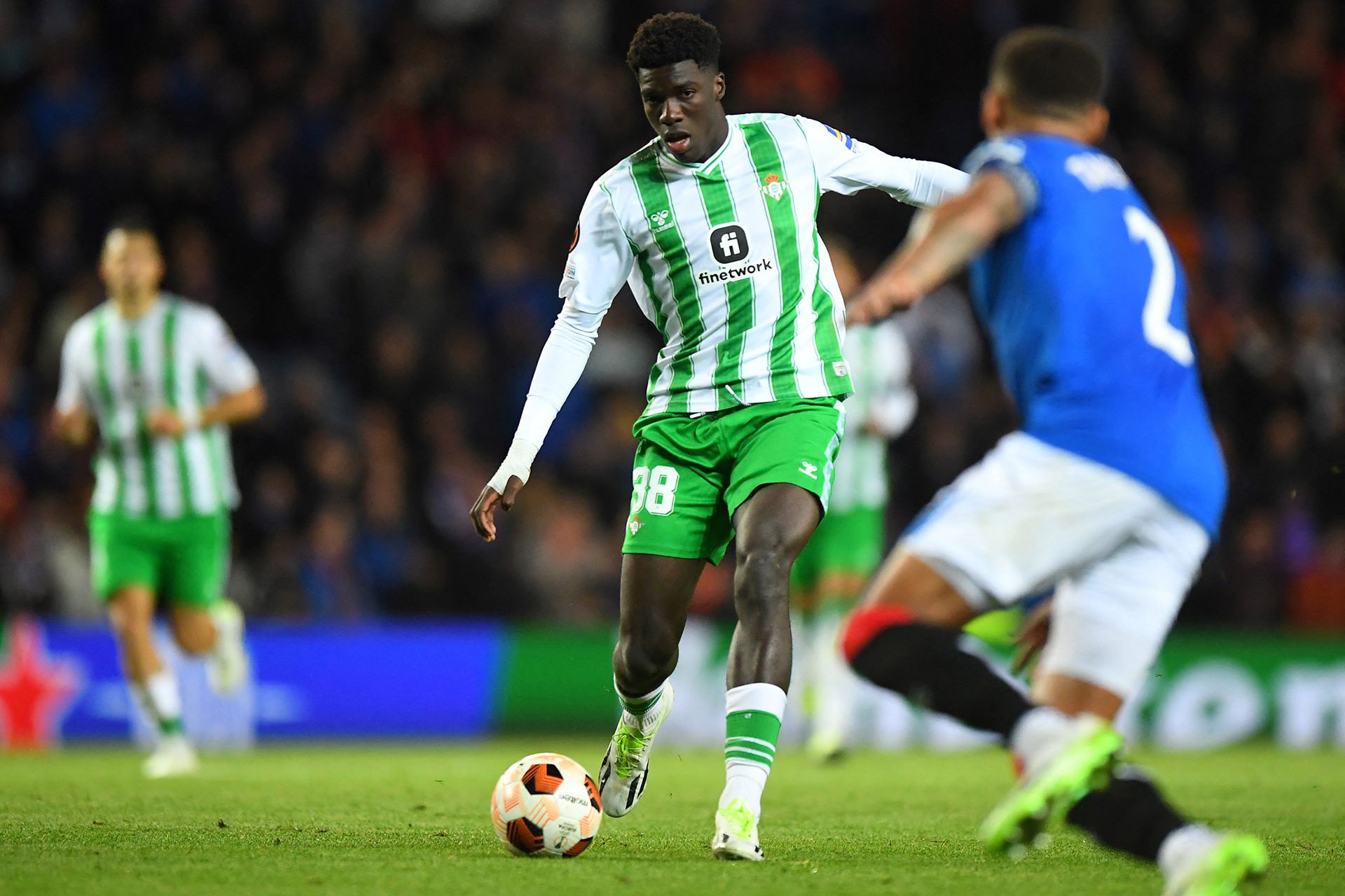 Debut con el primer equipo en la UEFA Europa League