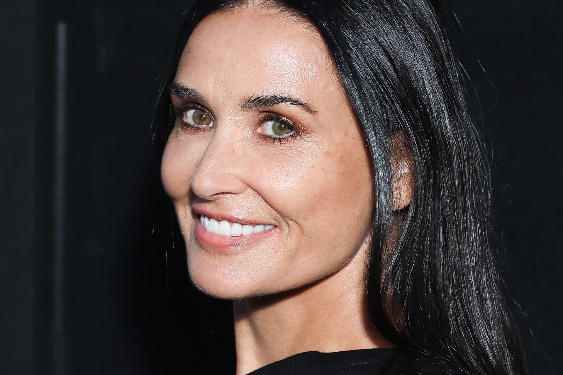 Demi Moore, transparent