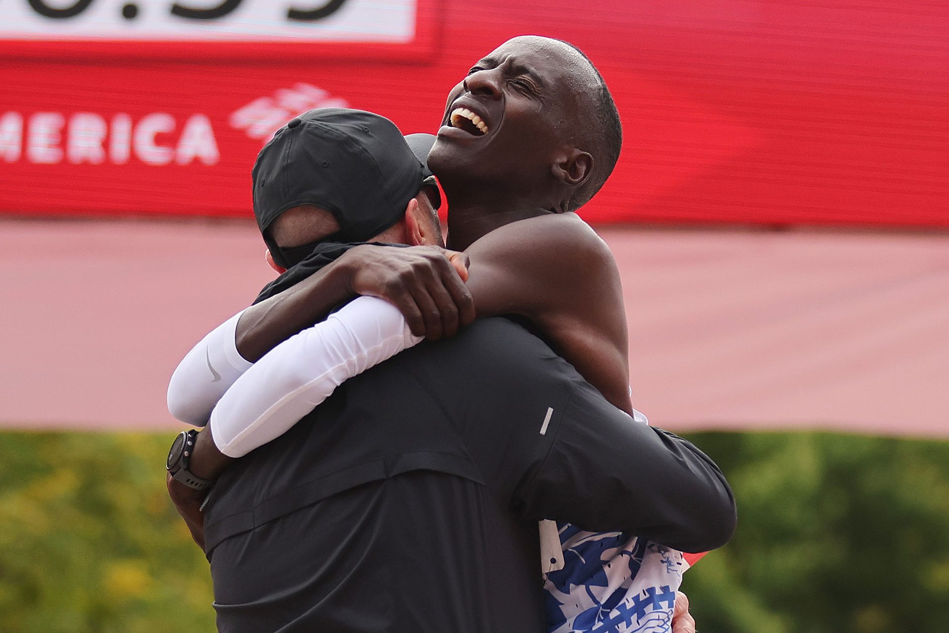 Keniaanse atleten brengen hulde aan hun landgenoot