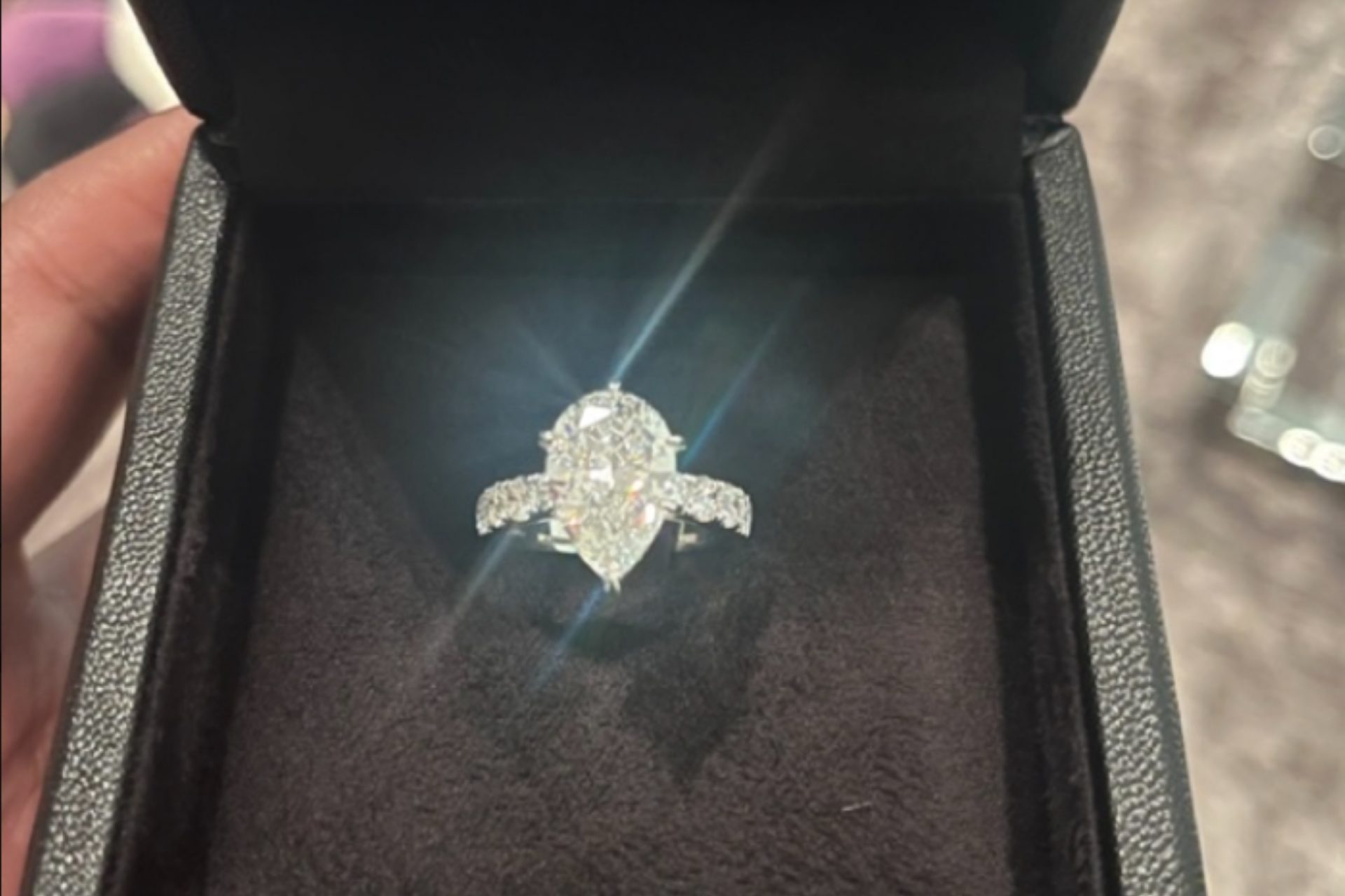 Le compró un enorme anillo de diamantes para Navidad.