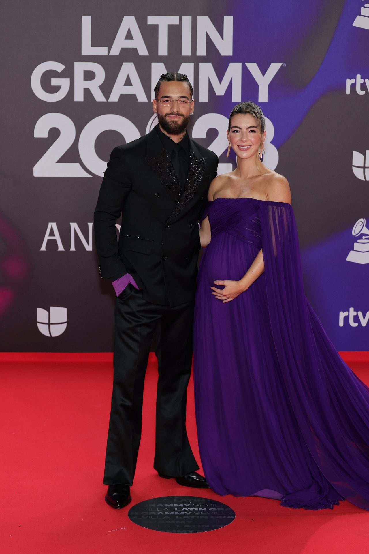 Maluma llegó a la alfombra con su novia