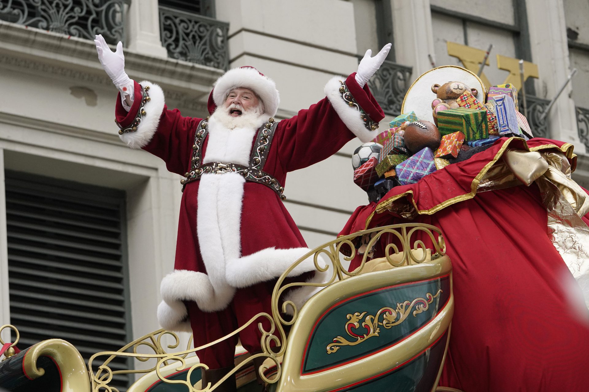 Santa Claus kicks off Christmas