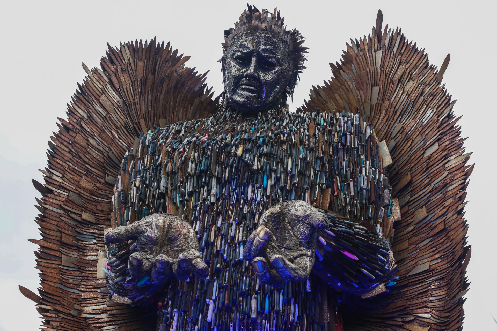 L'Ange aux couteaux : une sculpture macabre qui divise le Royaume-Uni