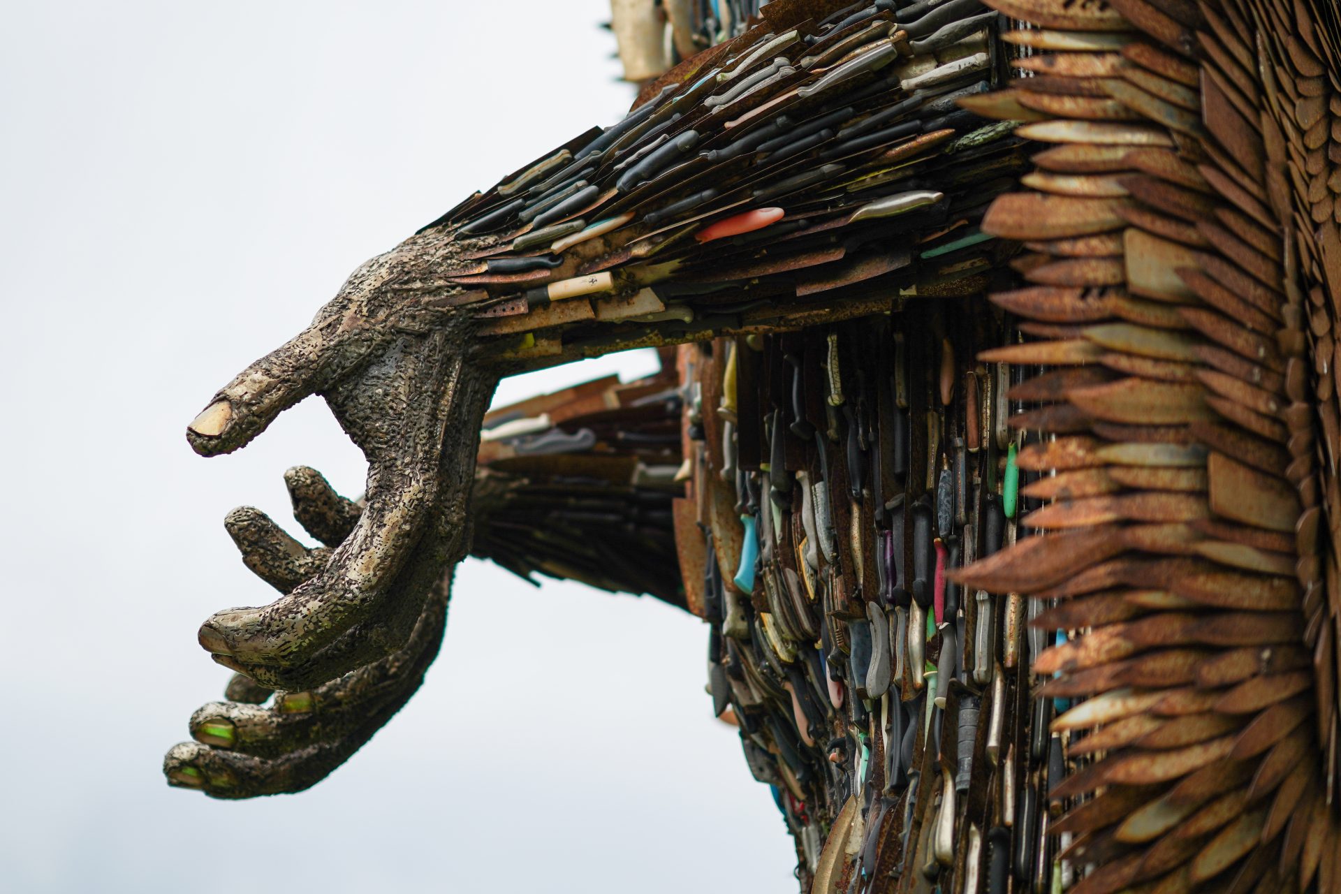 Une sculpture composée de 10 000 couteaux