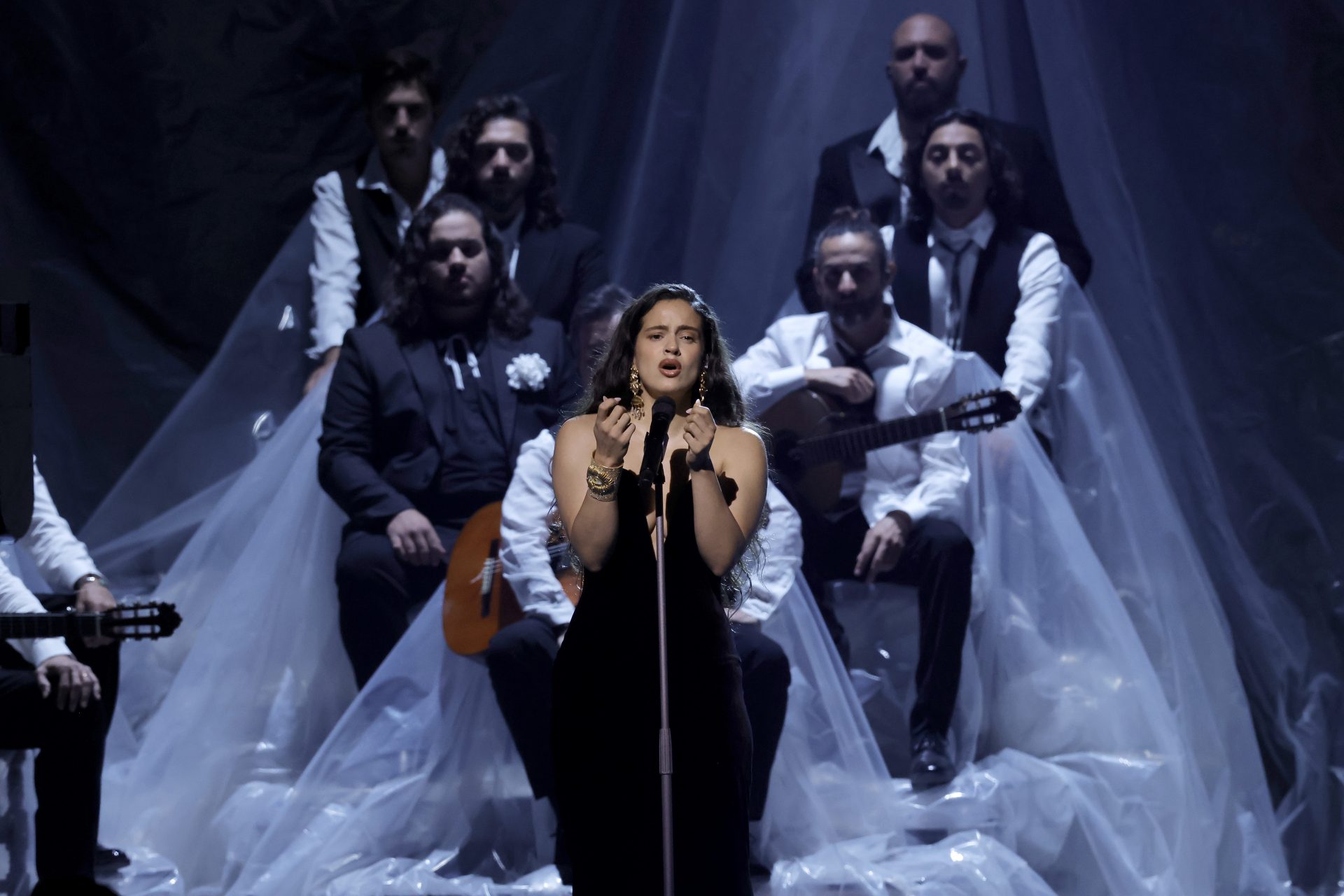 ¿Por qué Rosalía cubrió de plástico el escenario de los Latin Grammy?