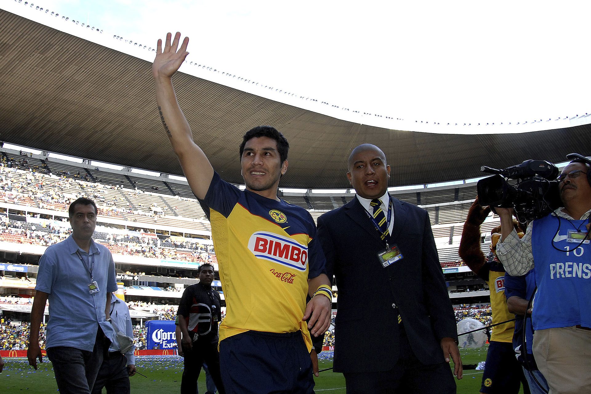 Aentido homenaje en el Estadio Azteca