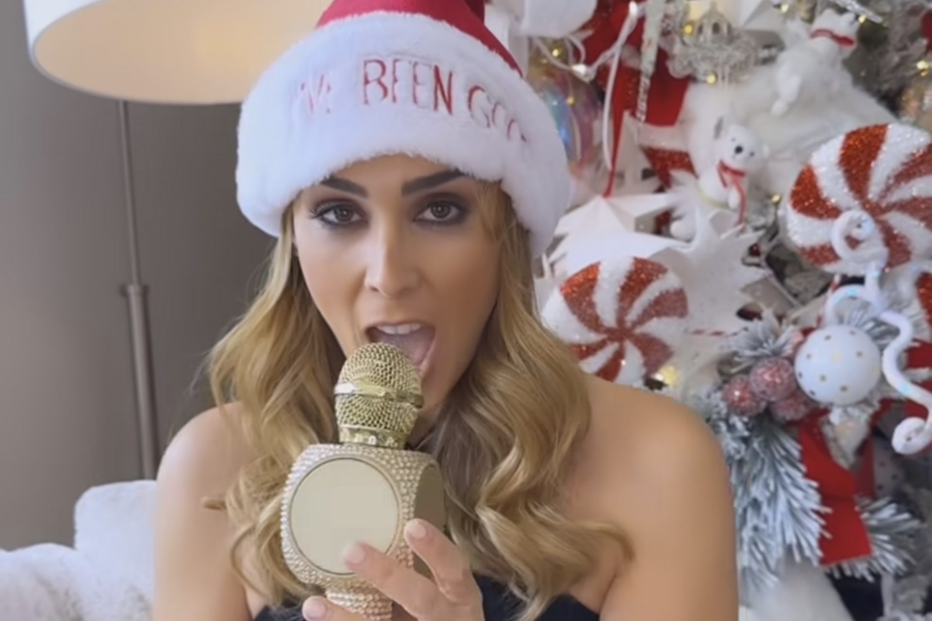 Jacky Bracamontes y su reel navideño