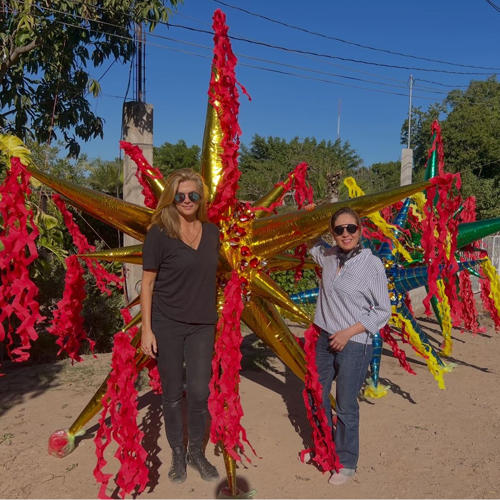 Montserrat y Yolanda con la piñata más grande 