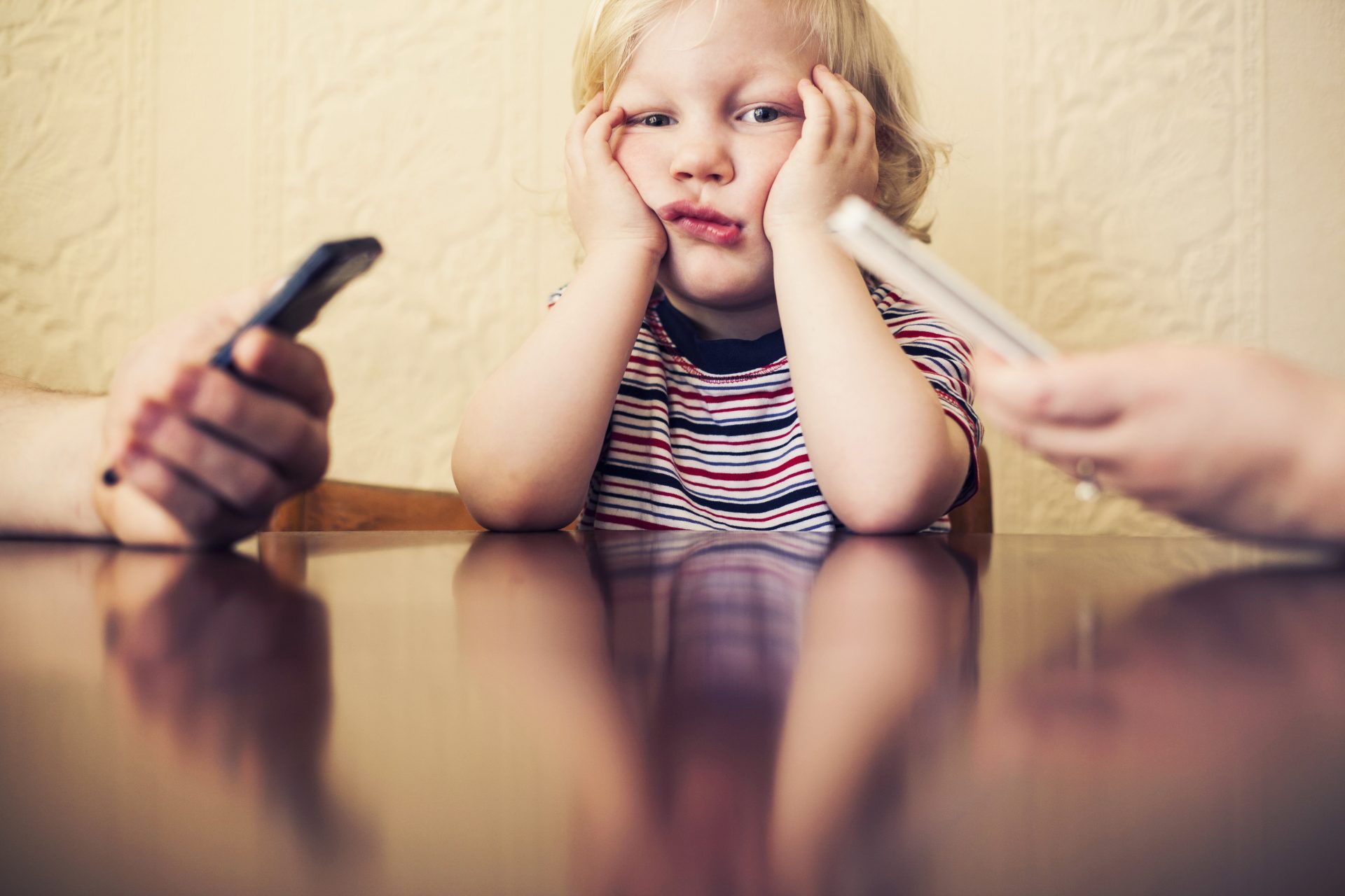 Toujours plus de troubles du langage chez les enfants : le rôle des parents en cause