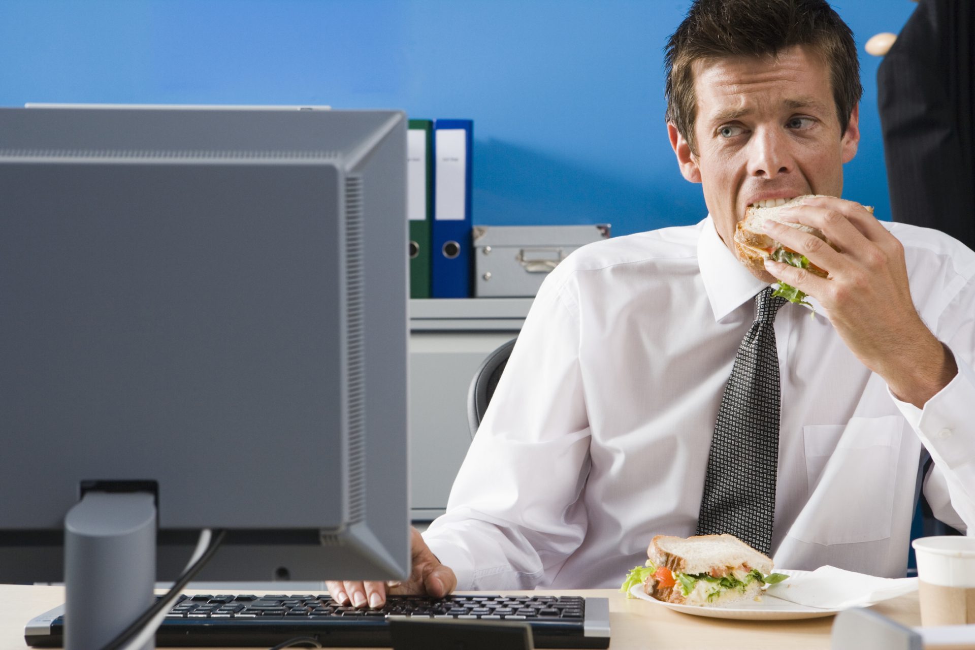 4 von 5 US-Arbeitern essen ihr Mittagessen an ihrem Schreibtisch