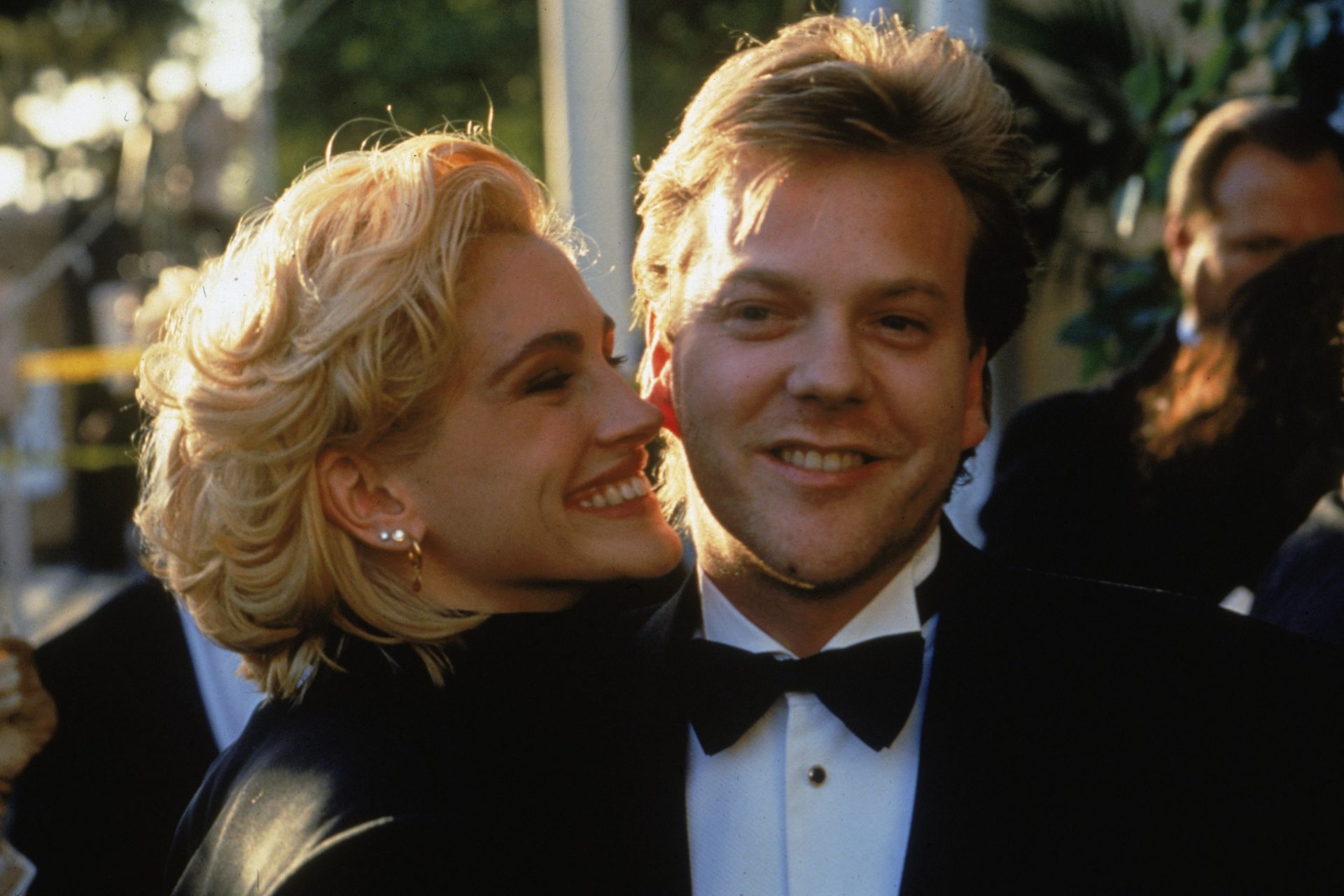 A 3 días de su boda, Julia Roberts dejó plantado a Kiefer Sutherland: viaje a 1991