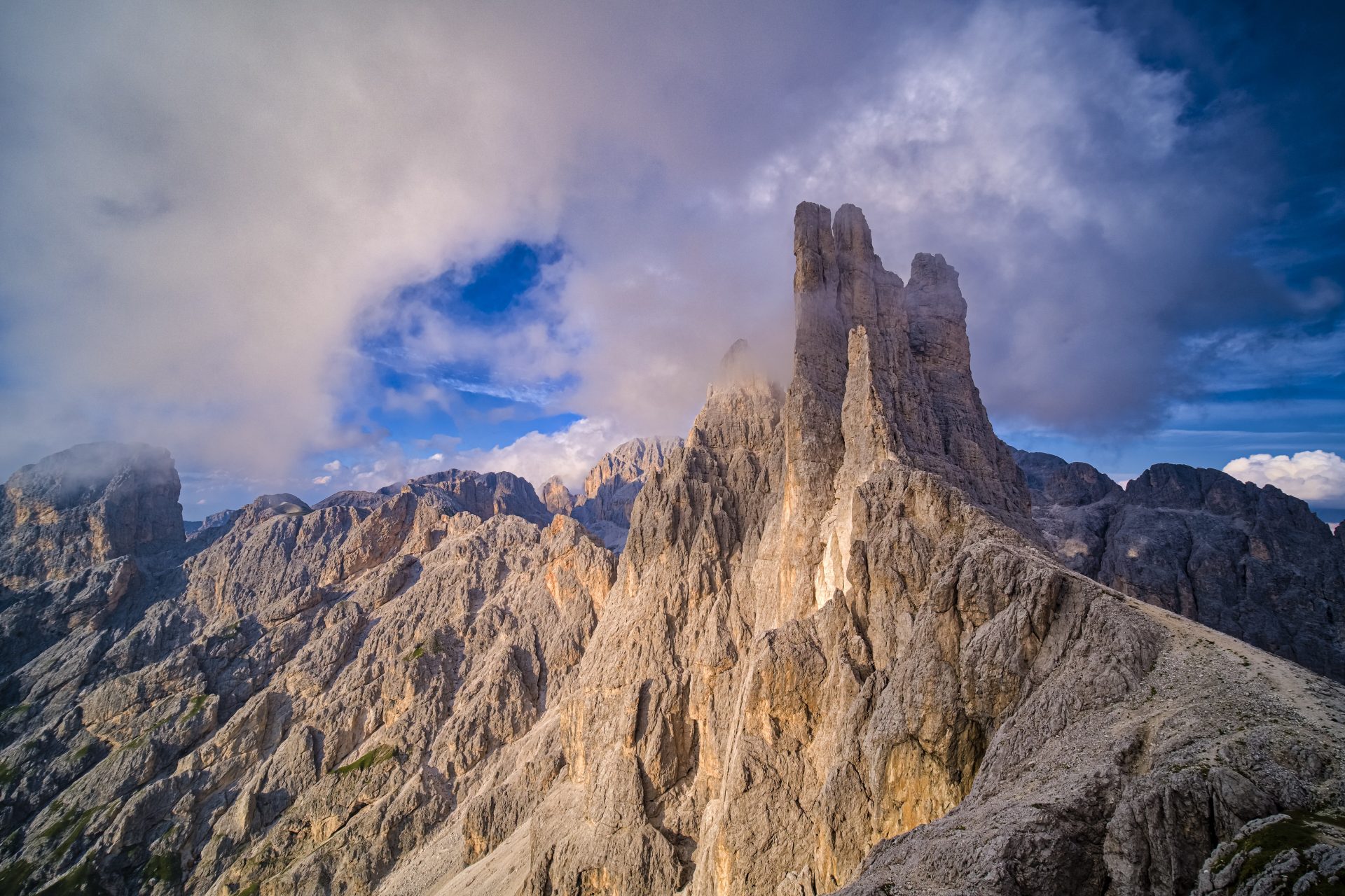 ドロミーティの山々（イタリア）：自然がつくった尖塔