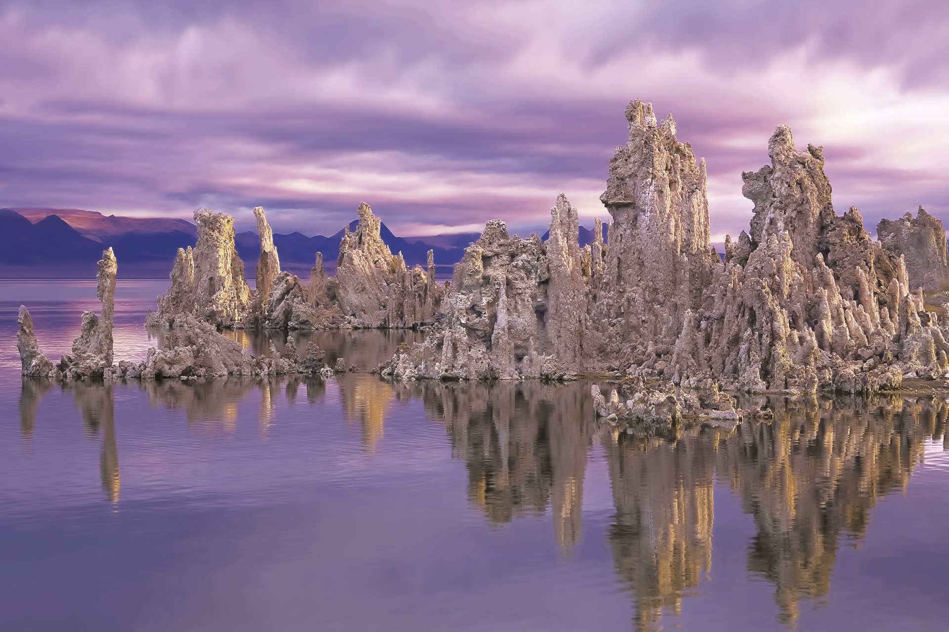 モノ湖（米カリフォルニア州）：原初の火星を思わせる風景