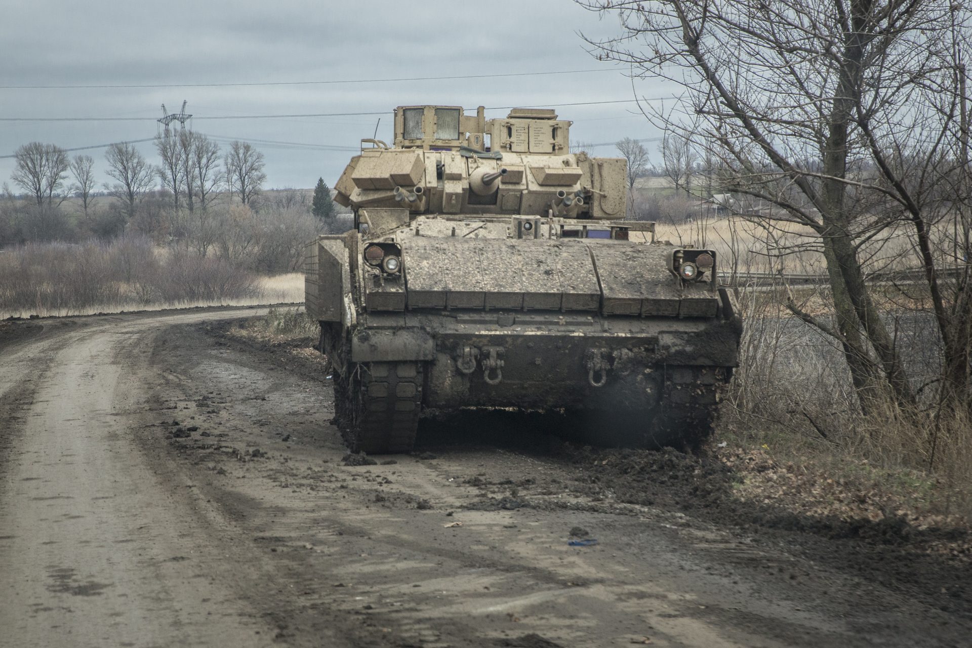 Un M-2 Bradley ucraino ha distrutto un carro armato russo con un colpo mortale a lunga distanza