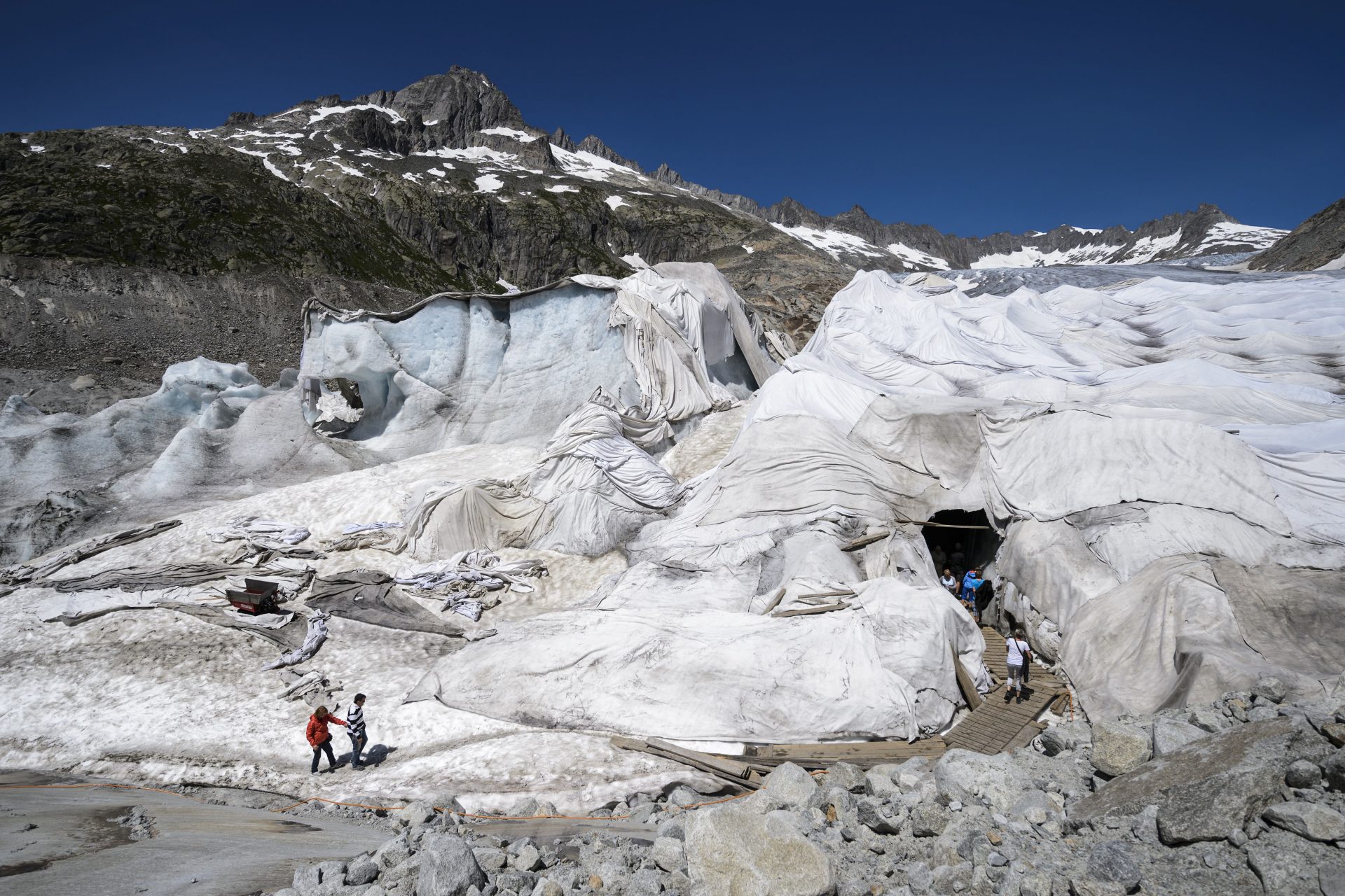 Glacier blankets: The priciest ski accessory in the Swiss Alps