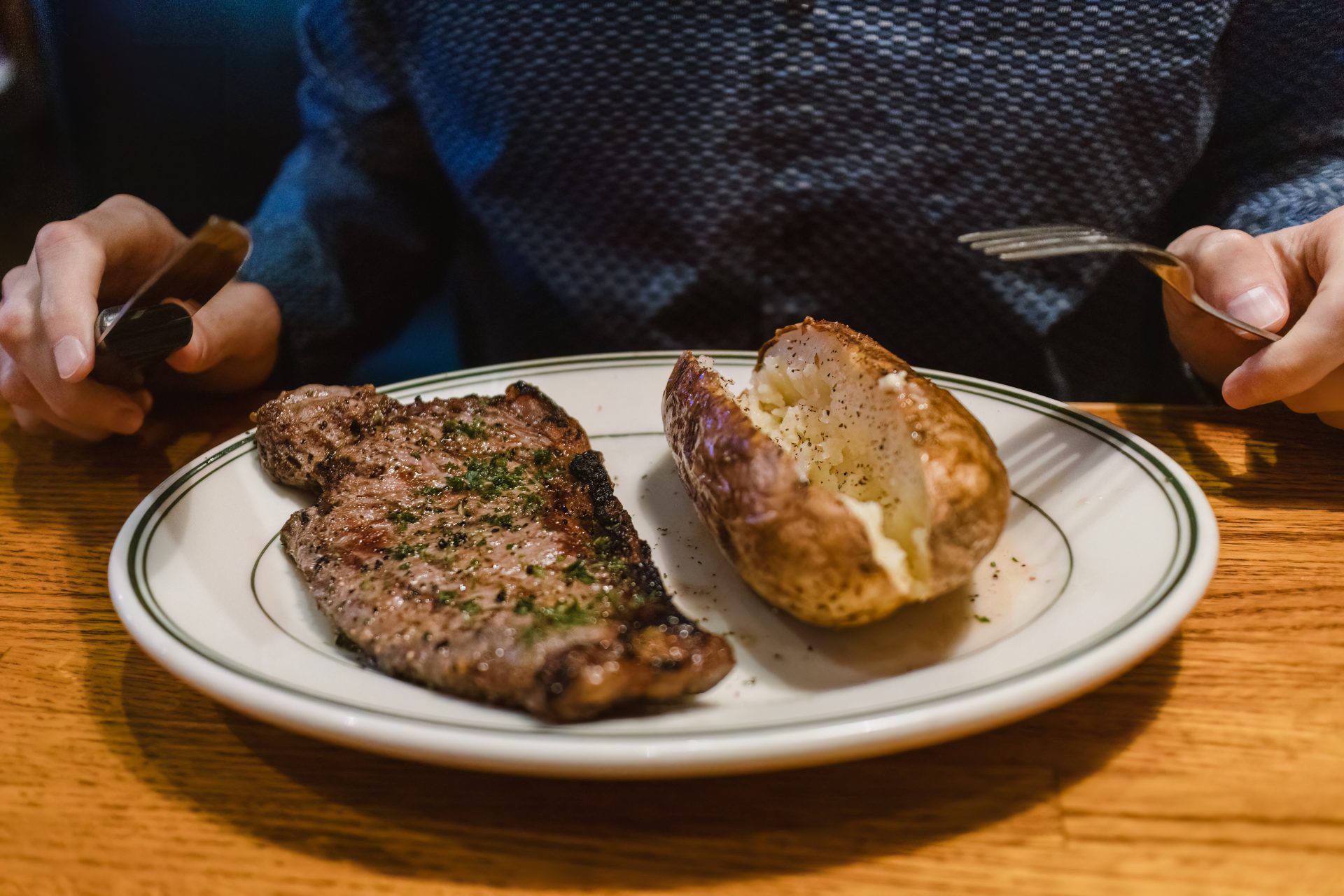 7. Bistec y papa al horno