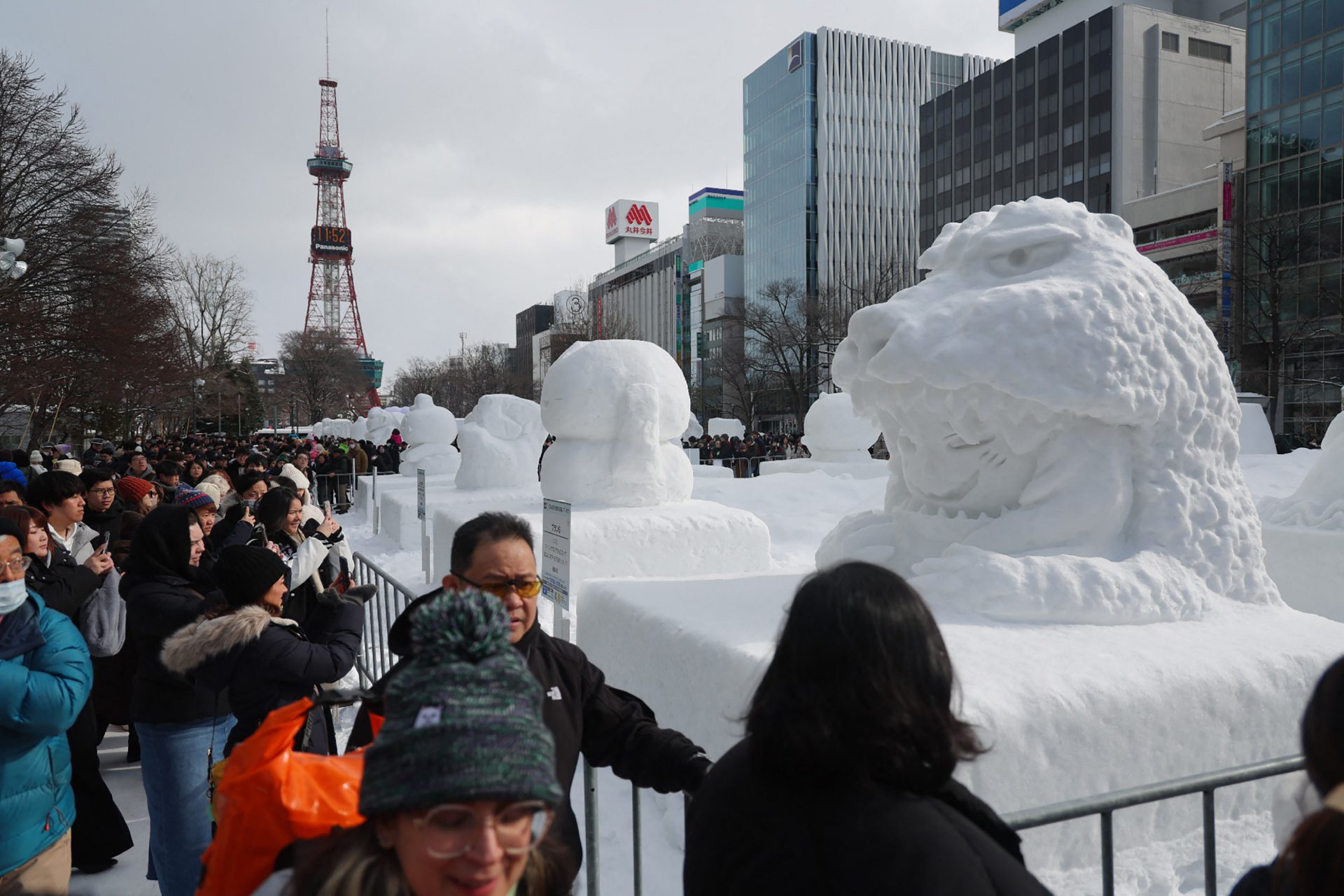 The snow sculptures lined up neatly at Odori park