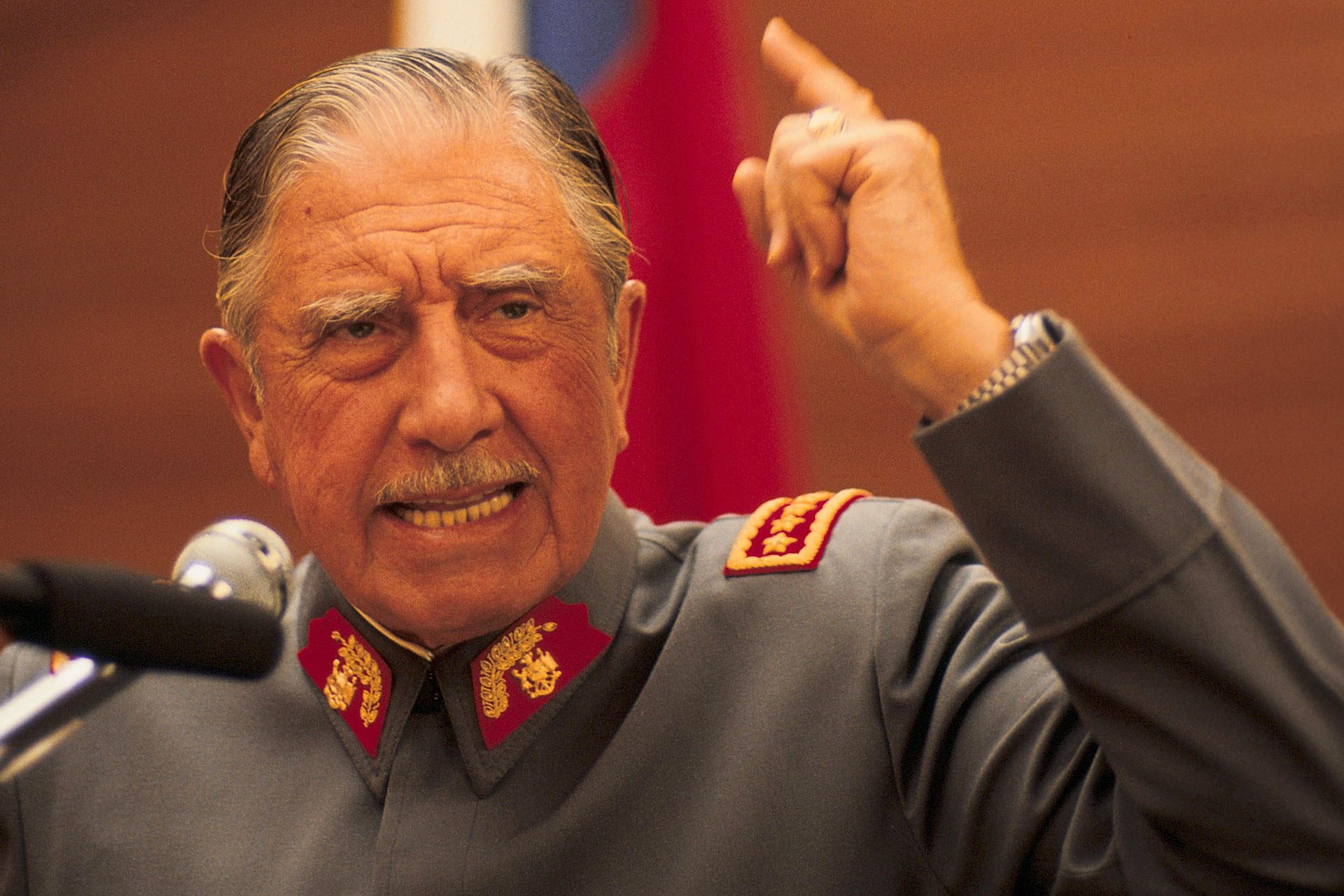 Pinochet, ante ocho años más en el poder