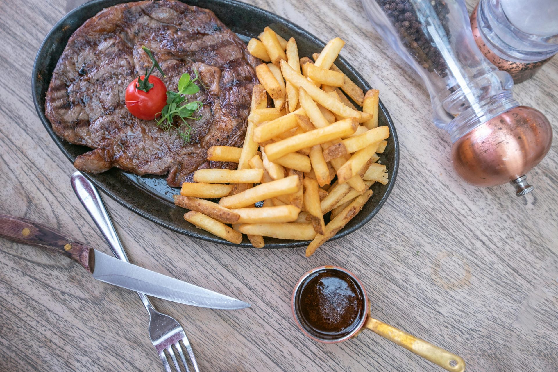 11. Bistec y papas fritas