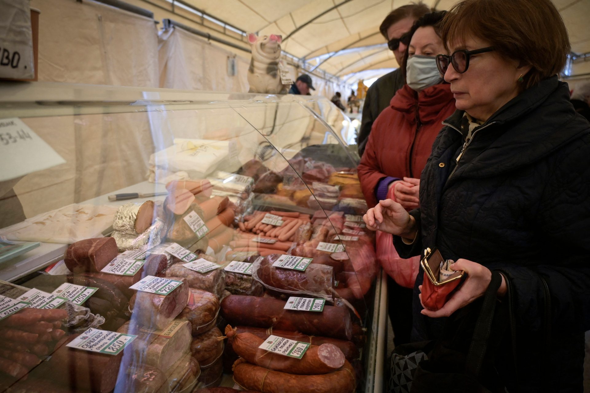 I russi hanno difficoltà a comprare cibo o vestiti
