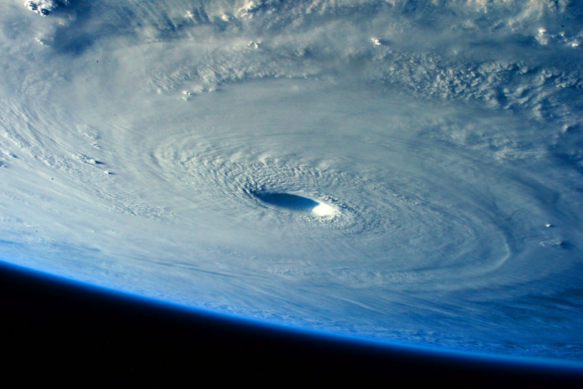 国際宇宙ステーションが捉えた台風の目