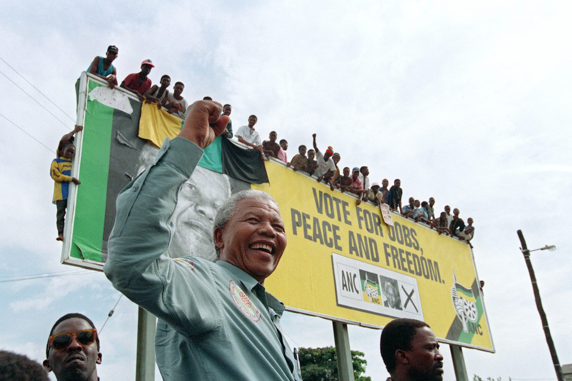 Nelson Mandela se convierte en primer presidente negro electo en Sudáfrica