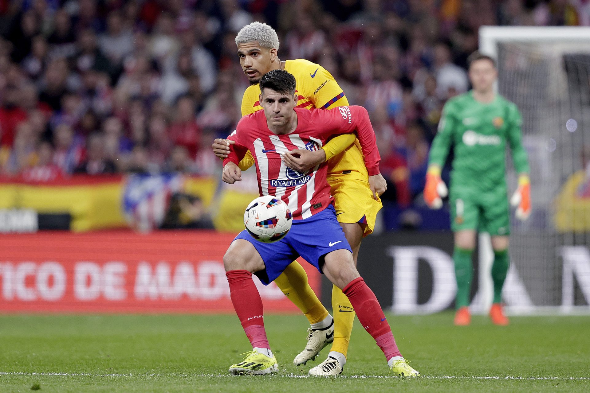 Goleados, fuera de Champions... pero felices: todos hablan de esto tras la derrota del Atleti ante el Barça