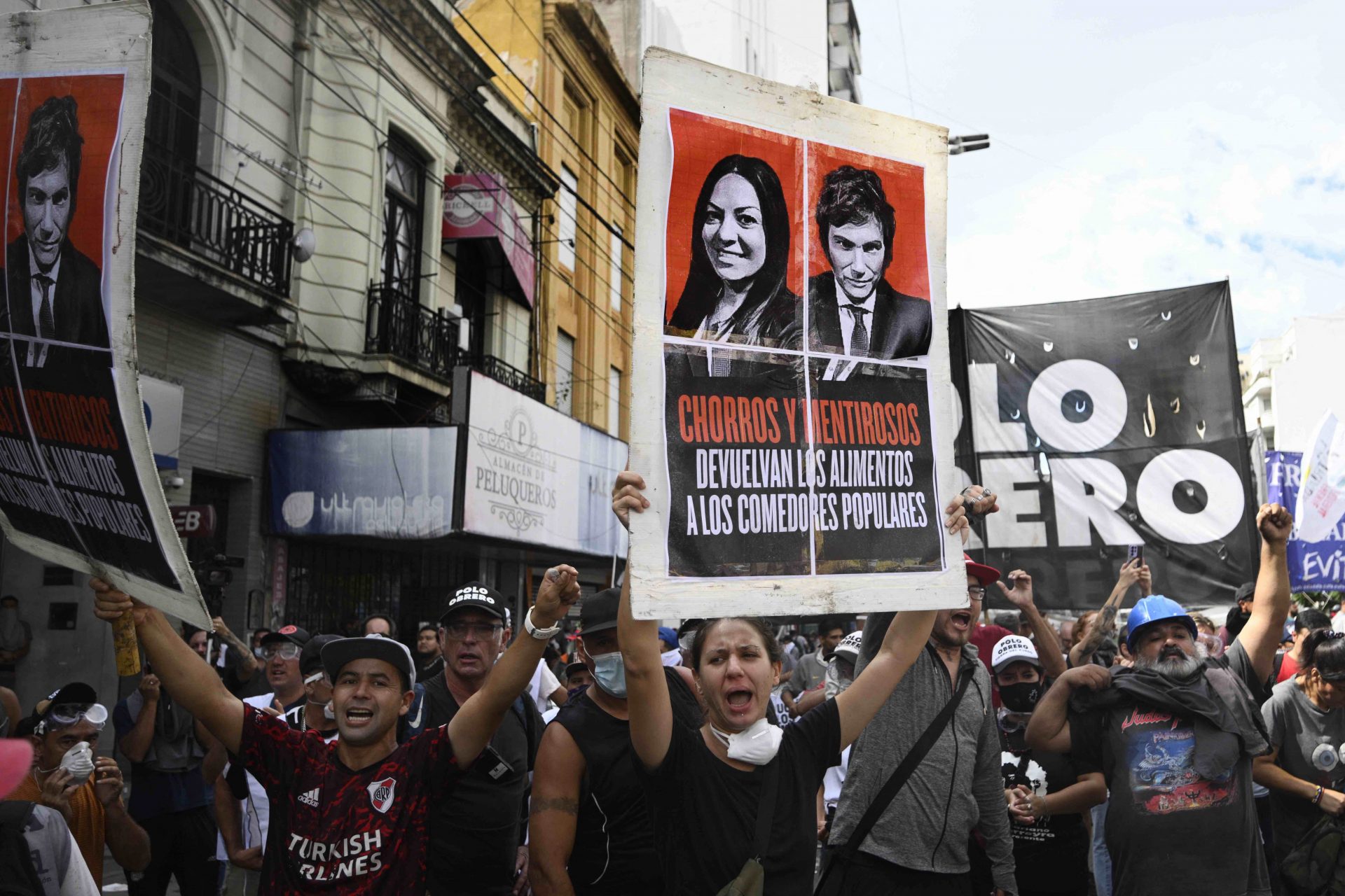 Protestas y choque parlamentario