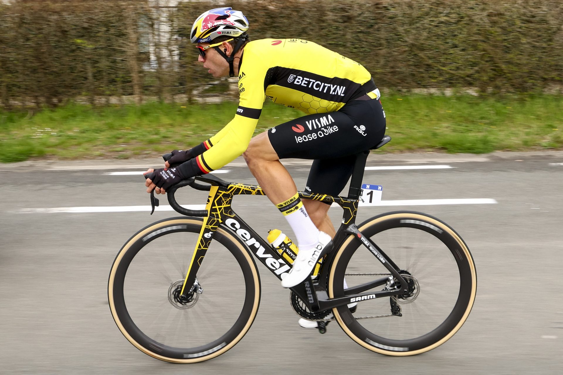 Geen Ronde van Vlaanderen voor Wout Van Aert: de felste duels met Mathieu van der Poel