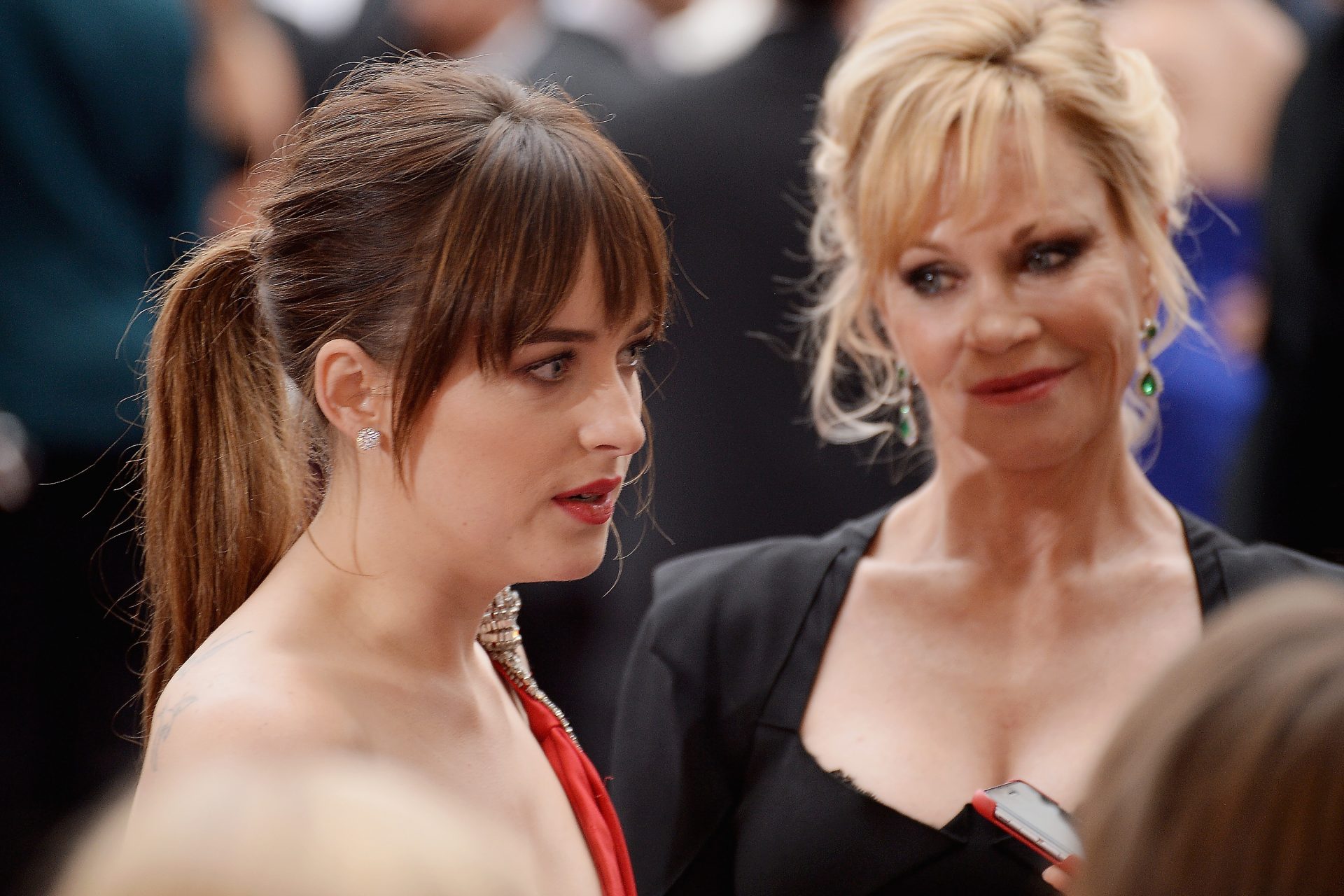 Melanie Griffith y Dakota Johnson preguntaron sobre 'Cincuenta sombras' en los Oscar 2015 