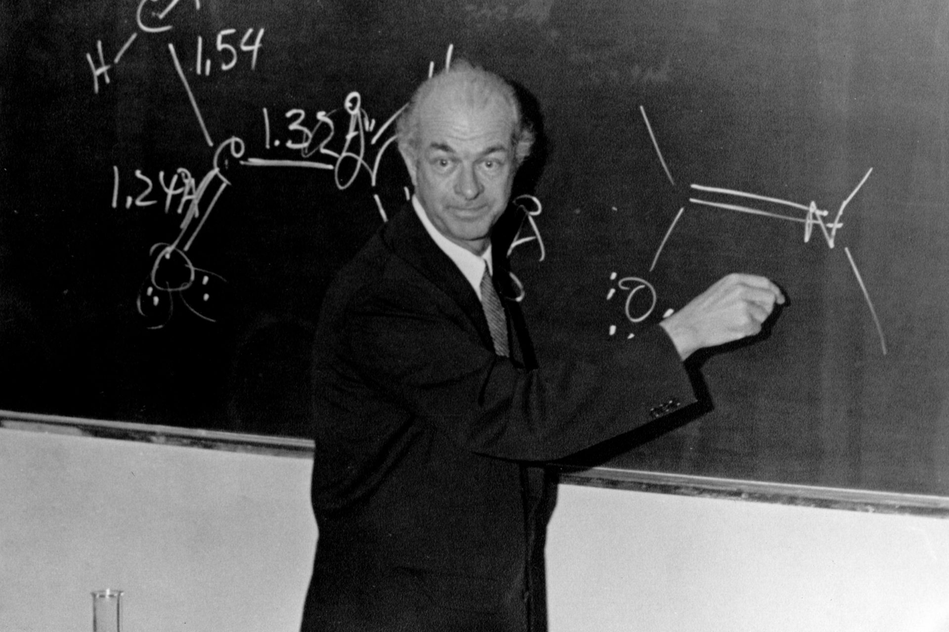 Su amigo Linus Pauling justifica a Einstein