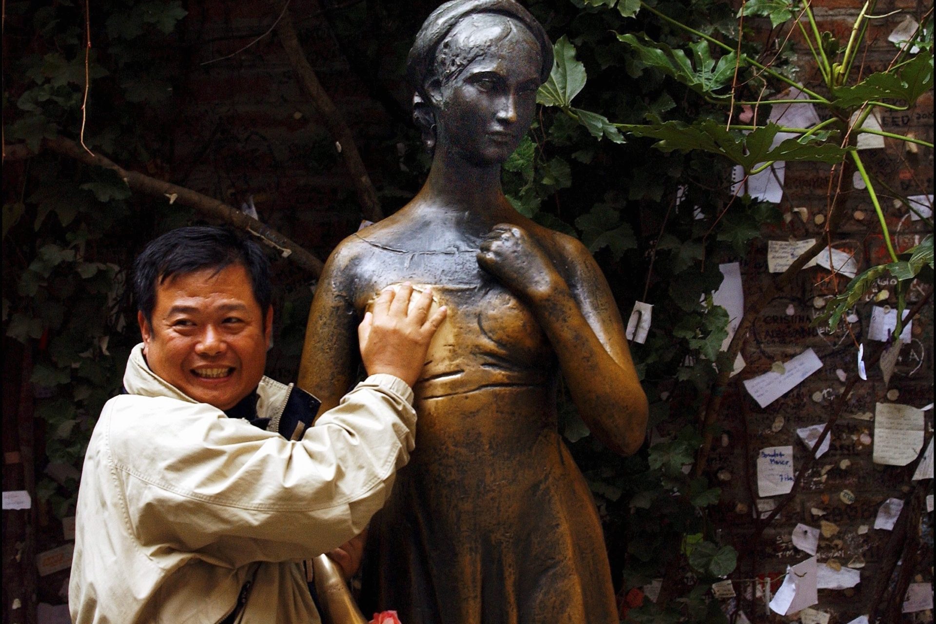 Tocar la estatua de Juliette en Verona (Italia)