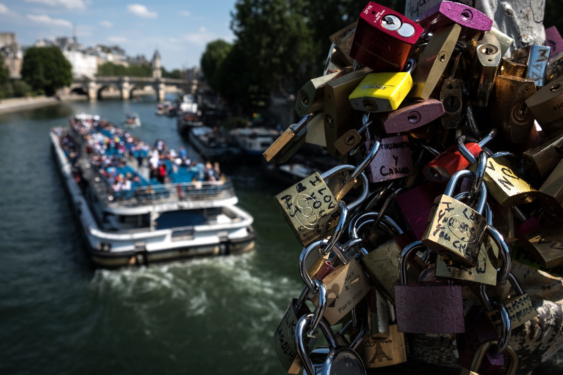 Colocar un candado en el Puente de las Artes (París, Francia)