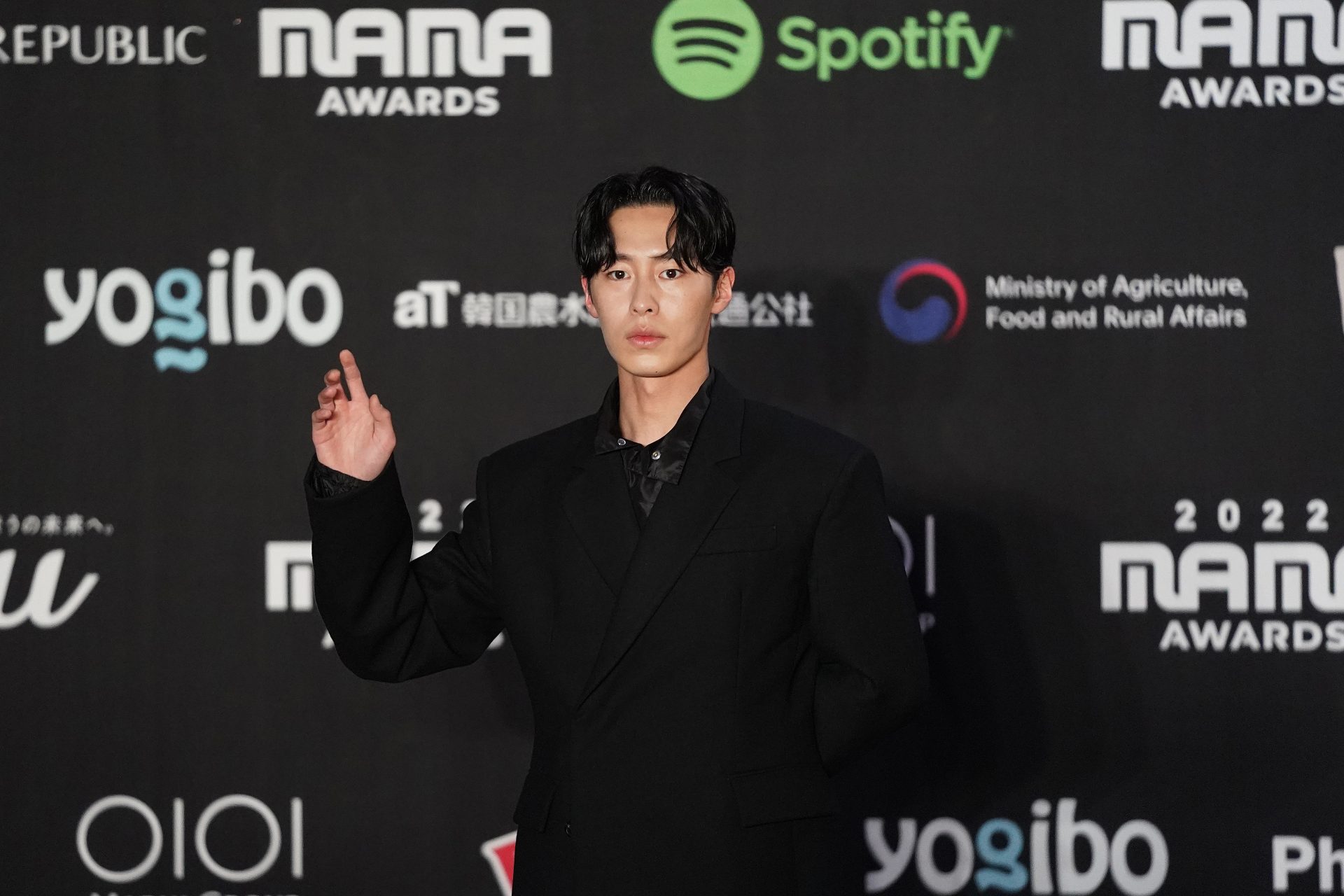 Fans blame Lee Jae-wook’s agency