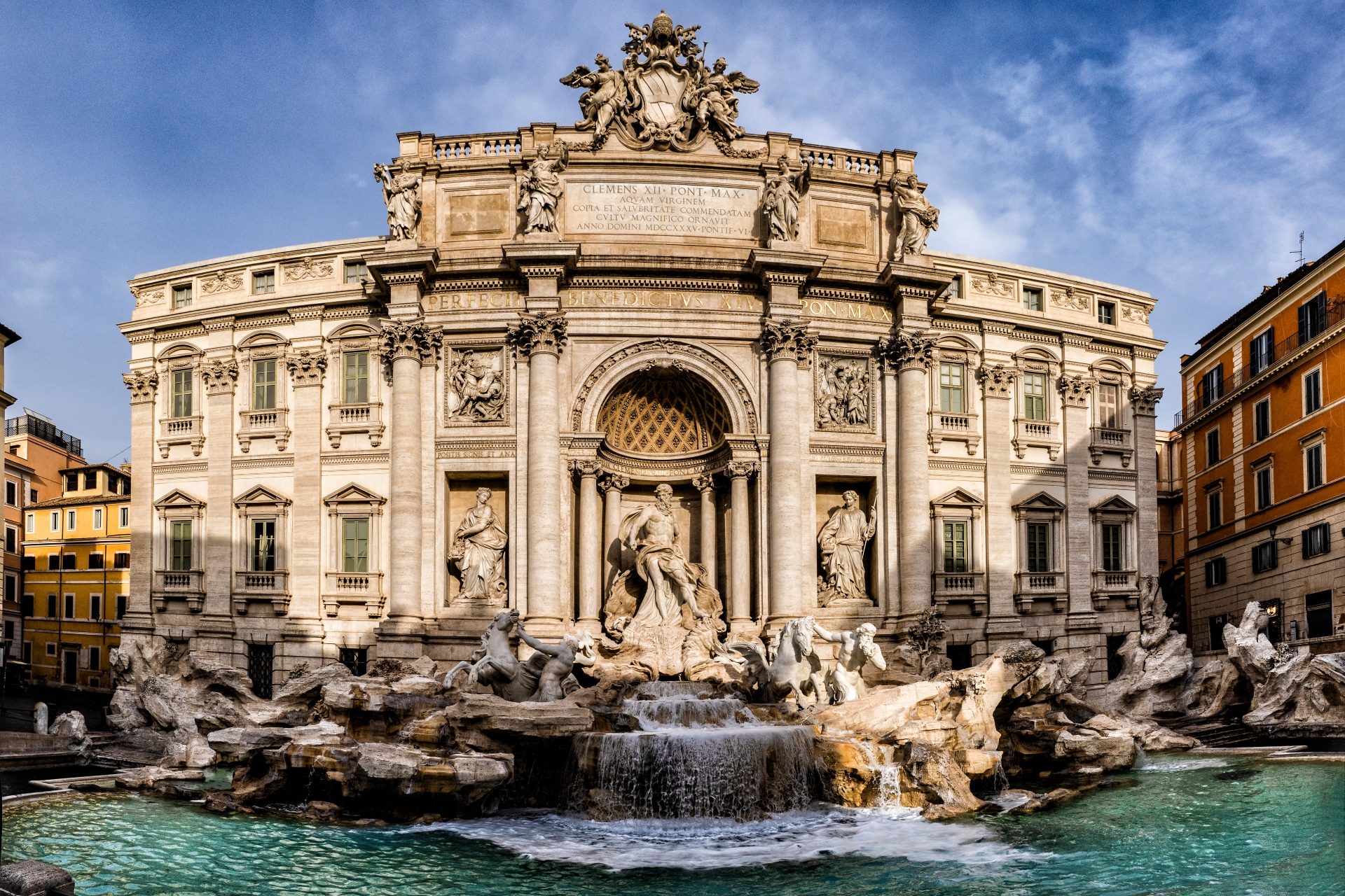 Lanzar una moneda en la Fontana di Trevi (Roma, Italia)