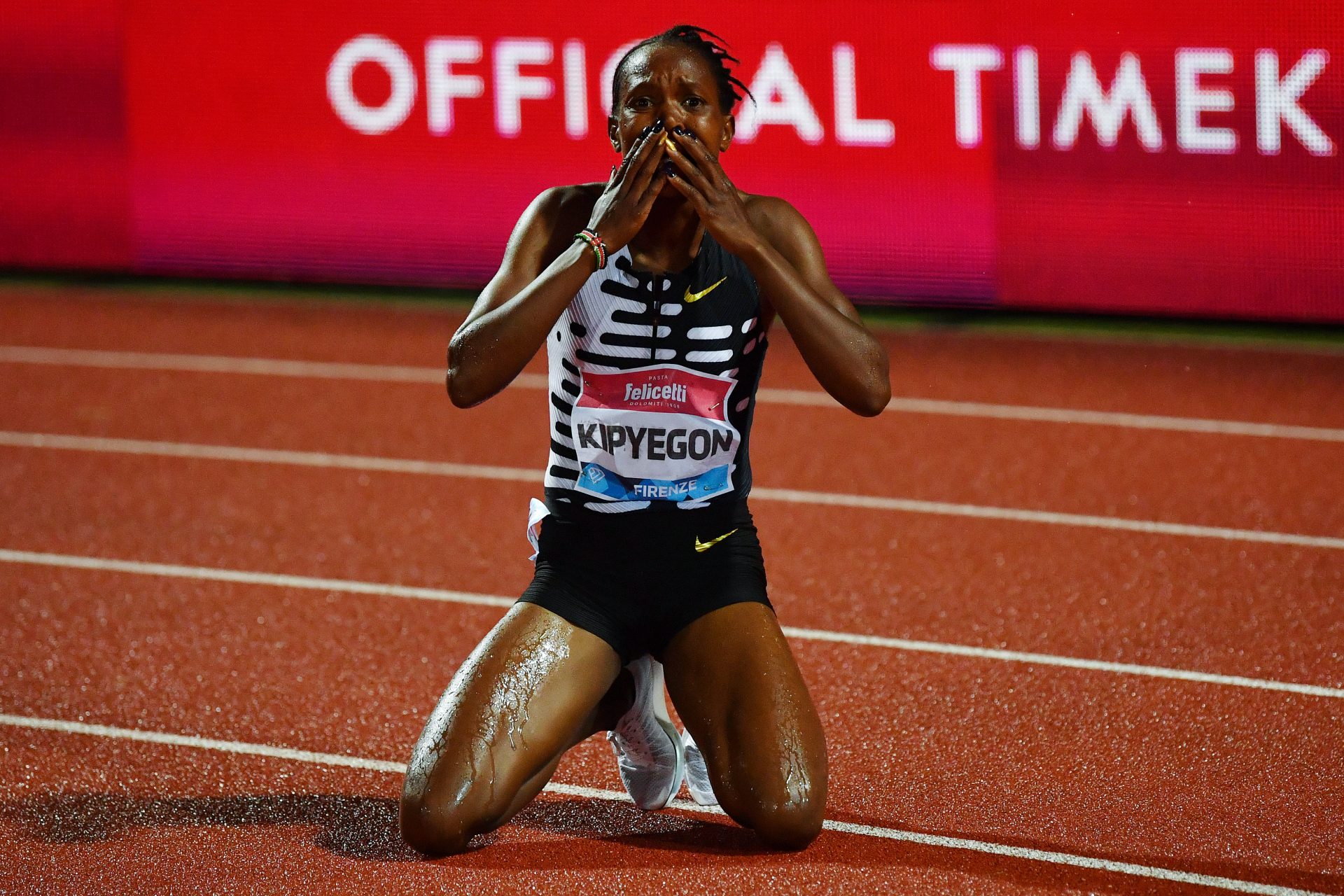 1500 metri femminili: 3:49.11- Faith Kipyegon