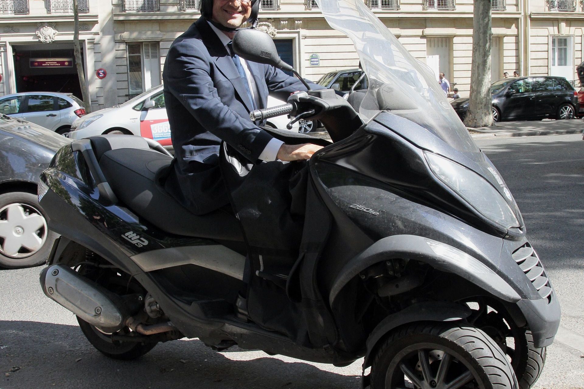 Le mythique scooter de François Hollande vendu aux enchères pour plus de 25 000 euros !