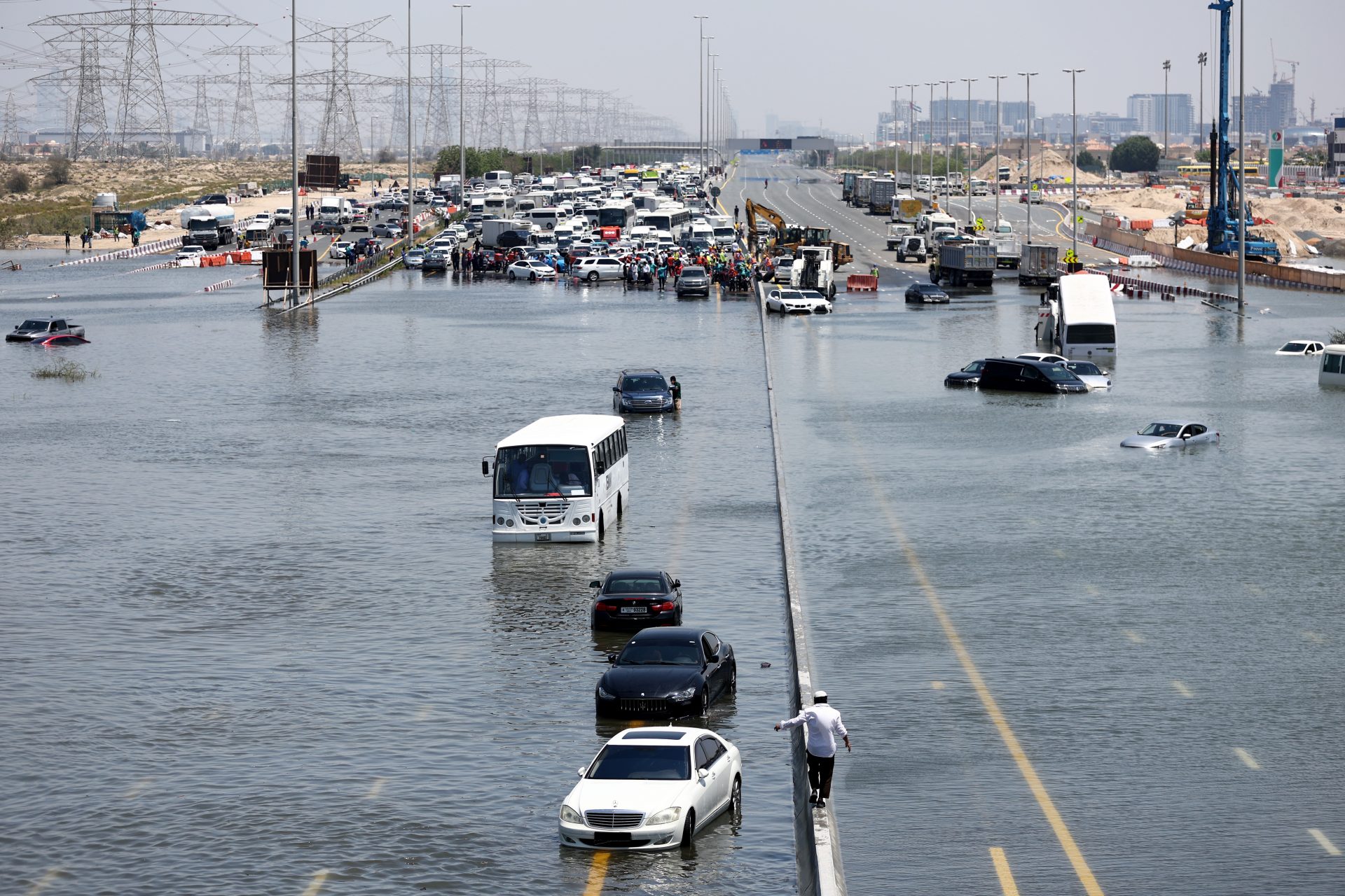 In Bildern: Dubai nach historischen Regenfällen überflutet